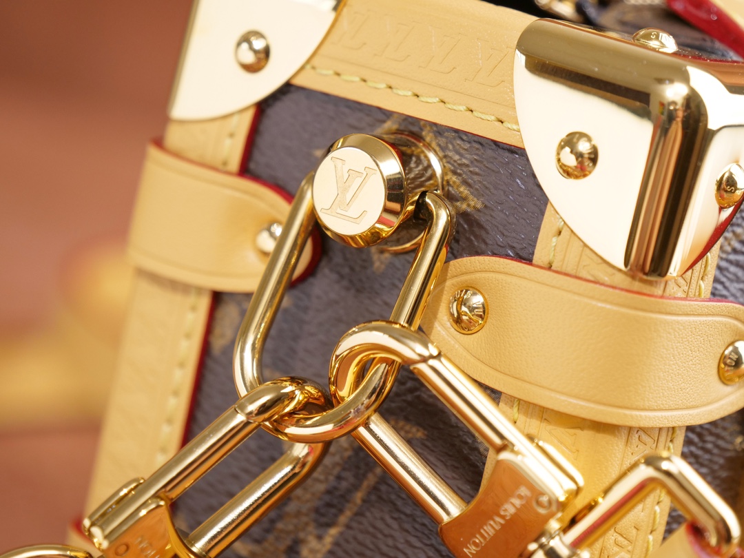 NO:557162,M46815 Presbyopia yellow leather Early spring series Cruise series, Gu Ailing Mimi, Gu Ailing really burst into flames when she walked out with this bag on the show. It boldly uses a soft and hard design concept, inspired by the brand's suitcases, but the leather is extremely soft. The bag body is decorated with curved angles, right angles and traditional suitcase elements, achieving the perfect fusion of leather and metal, softness and hardness. Size 18×12.5×8, LV [top original order], Louis Vuitton19860909M46815 老花黄皮 早春系列Cruise系列,谷爱凌Mimi,秀场上谷爱凌拿着这个包走出来真的燃炸了,大胆的用软硬兼施的设计理念,灵感源自品牌的旅行箱,皮质却极为柔软,包身饰有弯角,直角和传统的旅行箱元素,做到了皮革和金属,柔软和坚硬的完美融合.尺寸18×12.5×8,LV【顶级原单】,louis vuitton,Bag