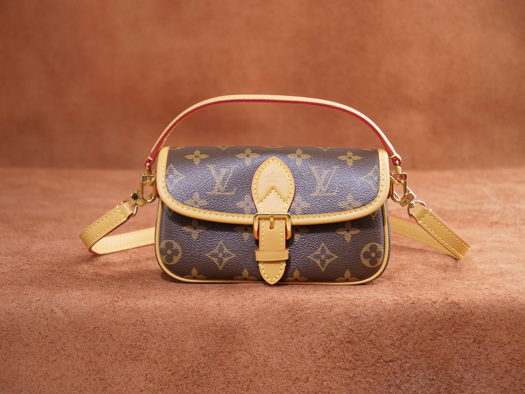 NO:557165,Exclusive real-shot 163 chip imported fabric Duty-free packaging, M83298, This Diane mini handbag is a Monogram canvas body with retro elements such as leather corners and traditional buckles. It is a miniature version of the Diana model, providing enough space to carry a mobile phone and other essentials. It displays the most distinctive details of the original design, such as the round flap and belt-style closure. This versatile piece, perfect for day or night, it has adjustable wings and waist, both of which are detachable. 19 x  10.5 x 6 cm (length x height x width), LV [top quality original order], louis vuitton19860909独家实拍163芯片进口面料 免税包装, M83298 ,本款 Diane mini手袋为 Monogram 帆布包身融入皮革包角和传统搭扣等复古元素,戴安娜模型的微型版本,提供足够的空间来携带手机和其他必需品.它展示了原始设计的最具有特色的细节,如圆形盖板和皮带式闭合.这个多功能零件,非常适合白天或晚上,它具有可调节的翅膀和腰部,两者都可拆卸. 19 x 10.5 x 6 厘米（长 x 高 x 宽）,LV【顶级原单】,louis vuitton,Bag