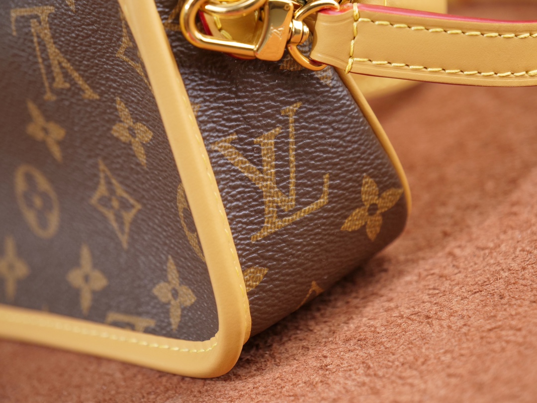 NO:557172,M83298 With a Monogram canvas body and retro elements such as leather corners and traditional buckles, the Diane mini bag is a miniature version of the Diana model, offering enough space to carry a mobile phone and other essentials. It displays the most characteristic details of the original design, such as the round flap and belt-style closure. This versatile piece, perfect for day or night, it has adjustable wings and waist, both removable. 19 x 10.5 x 6 cm (L x H x  wide), LV [top original order], louis vuitton19860909M83298   本款 Diane mini手袋为 Monogram 帆布包身融入皮革包角和传统搭扣等复古元素,戴安娜模型的微型版本,提供足够的空间来携带手机和其他必需品.它展示了原始设计的最具有特色的细节,如圆形盖板和皮带式闭合.这个多功能零件,非常适合白天或晚上,它具有可调节的翅膀和腰部,两者都可拆卸. 19 x 10.5 x 6 厘米（长 x 高 x 宽）,LV【顶级原单】,louis vuitton,Bag