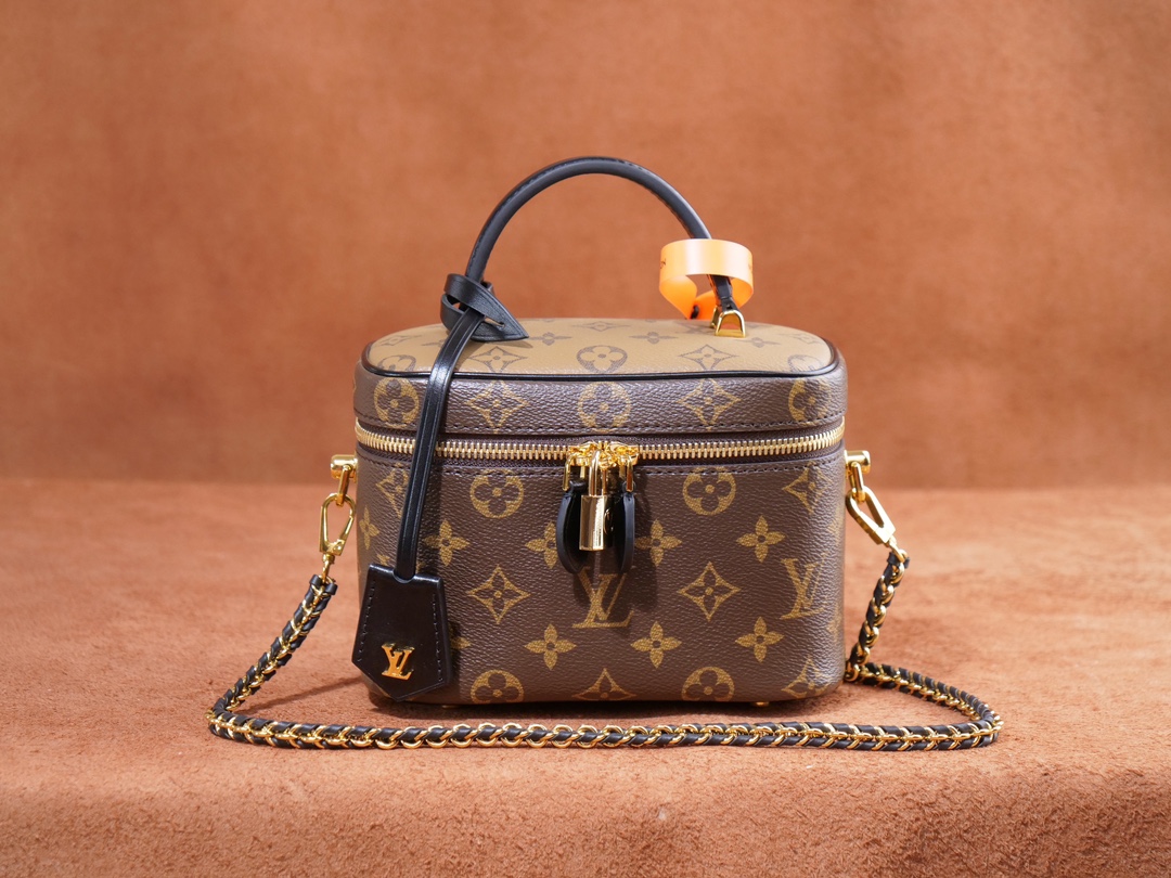 NO:557187,Exclusive real-shot 163 chip imported fabric, duty-free packaging, M45165 Nicolas Ghesquière plays a modern chapter in the travel heritage, reinterpreting the Nice cosmetic bag with Monogram and Monogram Reverse canvas. The soft and lightweight urban handbag configuration enables a comfortable travel experience, and the detachable adjustable leather shoulder strap and leather braided chain can be used to switch between hand-held, shoulder and cross-body styles. Dimensions: 19.0 x 11.0 x  13.0 cm (length x height x width), LV [top quality original order], louis vuitton, versace, cosmetic bags & cases19860909独家实拍163芯片进口面料 免税包装, M45165 Nicolas Ghesquière 为旅行传承奏响摩登乐章,以 Monogram 和 Monogram Reverse 帆布重绎 Nice 化妆包.柔软轻盈的都市手袋构型实现自在出行体验,巧用均可拆卸的可调节皮革肩带和皮革编织链条,随心切换手提、肩背和斜挎方式.尺寸:19.0 x 11.0 x 13.0 厘米 (长 x 高 x 宽),LV【顶级原单】,louis vuitton,versace,cosmetic bags & cases,Bag