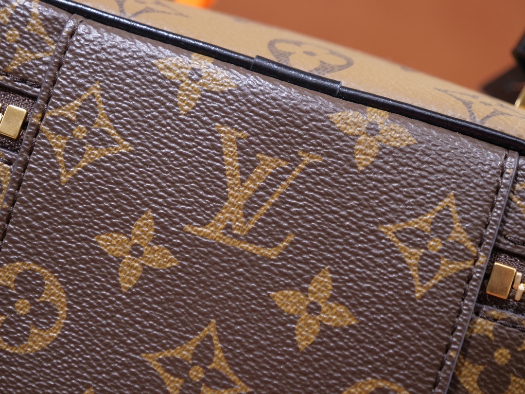 NO:557191,M45165 Nicolas Ghesquière plays a modern chapter to the heritage of travel, reinterpreting the Nice toiletry bag in Monogram and Monogram Reverse canvas. The soft and lightweight urban handbag configuration allows for a comfortable travel experience. With the detachable adjustable leather shoulder strap and leather braided chain, you can switch between hand-held, shoulder and cross-body styles at will. Dimensions: 19.0 x 11.0 x 13.0 cm (length x height x  wide), LV [top original order], louis vuitton, versace, cosmetic bags & cases19860909M45165 Nicolas Ghesquière 为旅行传承奏响摩登乐章,以 Monogram 和 Monogram Reverse 帆布重绎 Nice 化妆包.柔软轻盈的都市手袋构型实现自在出行体验,巧用均可拆卸的可调节皮革肩带和皮革编织链条,随心切换手提、肩背和斜挎方式.尺寸:19.0 x 11.0 x 13.0 厘米 (长 x 高 x 宽),LV【顶级原单】,louis vuitton,versace,cosmetic bags & cases,Bag