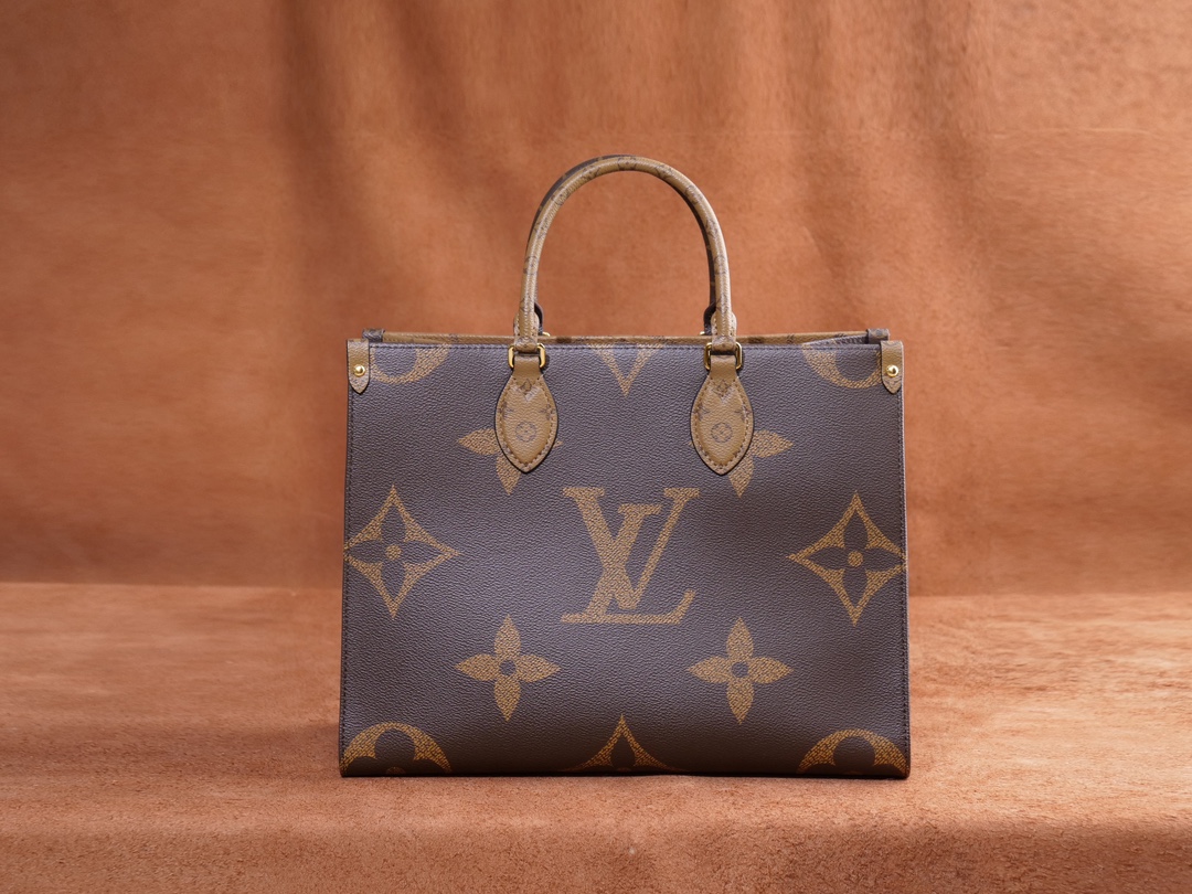 NO:557178,Exclusive real-shot 163 chip imported fabrics, duty-free packaging, [M45321 leather shoulder strap] Onthego medium handbags are decorated with classic Monogram canvas and Monogram Reverse canvas on both sides, with different styles presented at will. Toron double handles and shoulder straps allow for a variety of carrying methods. Pictured packaging 34.0 x 26.0 x 13.0 cm, LV [top original order], louis vuitton, versace19860909独家实拍163芯片进口面料 免税包装,【M45321皮肩带】Onthego 中号手袋将经典 Monogram 帆布与 Monogram Reverse 帆布分饰两侧,迥异风尚随心呈现.Toron 双手柄与肩带实现多种背携方式. 配图包装 34.0 x 26.0 x 13.0 cm,LV【顶级原单】,louis vuitton,versace,Bag