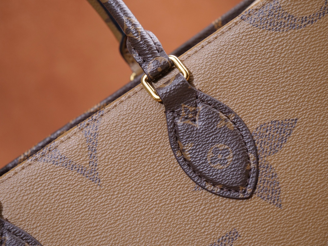 NO:557183,[M45321 Leather Shoulder Strap] The Onthego medium handbag uses classic Monogram canvas and Monogram Reverse canvas on both sides to present different styles. The Toron double handle and shoulder strap allow for a variety of carrying methods. Illustrated packaging 34.0 x 26.0 x 13.0 cm, LV [top original order], louis vuitton, versace19860909【M45321皮肩带】Onthego 中号手袋将经典 Monogram 帆布与 Monogram Reverse 帆布分饰两侧,迥异风尚随心呈现.Toron 双手柄与肩带实现多种背携方式. 配图包装 34.0 x 26.0 x 13.0 cm,LV【顶级原单】,louis vuitton,versace,Bag