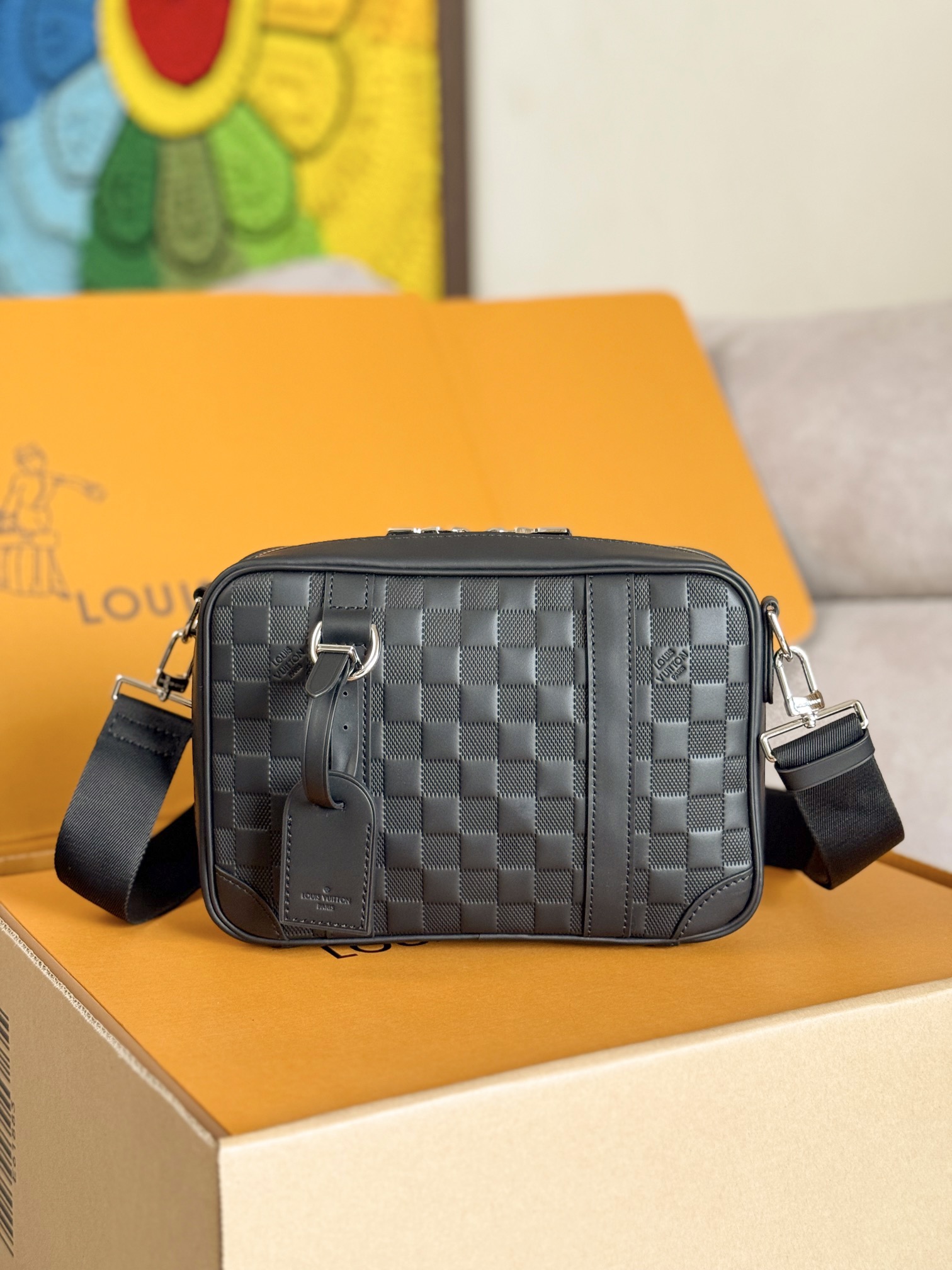 NO:210221,Top-level original single-code chip original single hardware [SIRIUS postage bag] N45286 g color (grid) Sirius postage bag material Damier Infini Onyx cowhide leather, a slim configuration with wide mouth design, which is easy to pick up and hold items. The removable and adjustable shoulder strap is suitable for shoulder or crossbody, and is fixed to the D-ring leather brand to add ingenuity. Size 27 x 18 x 7 cm, LV [top-level original], louis vuitton, cowhide19860909顶级原单变码芯片原单五金【SIRIUS 邮差包】 N45286 克色（压格） Sirius 邮差包取材 Damier Infini Onyx 牛皮革,为纤薄构型搭配广口设计,便于取放其中物品.可拆卸并调节的肩带适宜肩背或斜挎,固定于 D 形环的皮革名牌再添巧思. 尺寸27 x 18 x 7 厘米,LV【顶级原单】,louis vuitton,cowhide,Bag