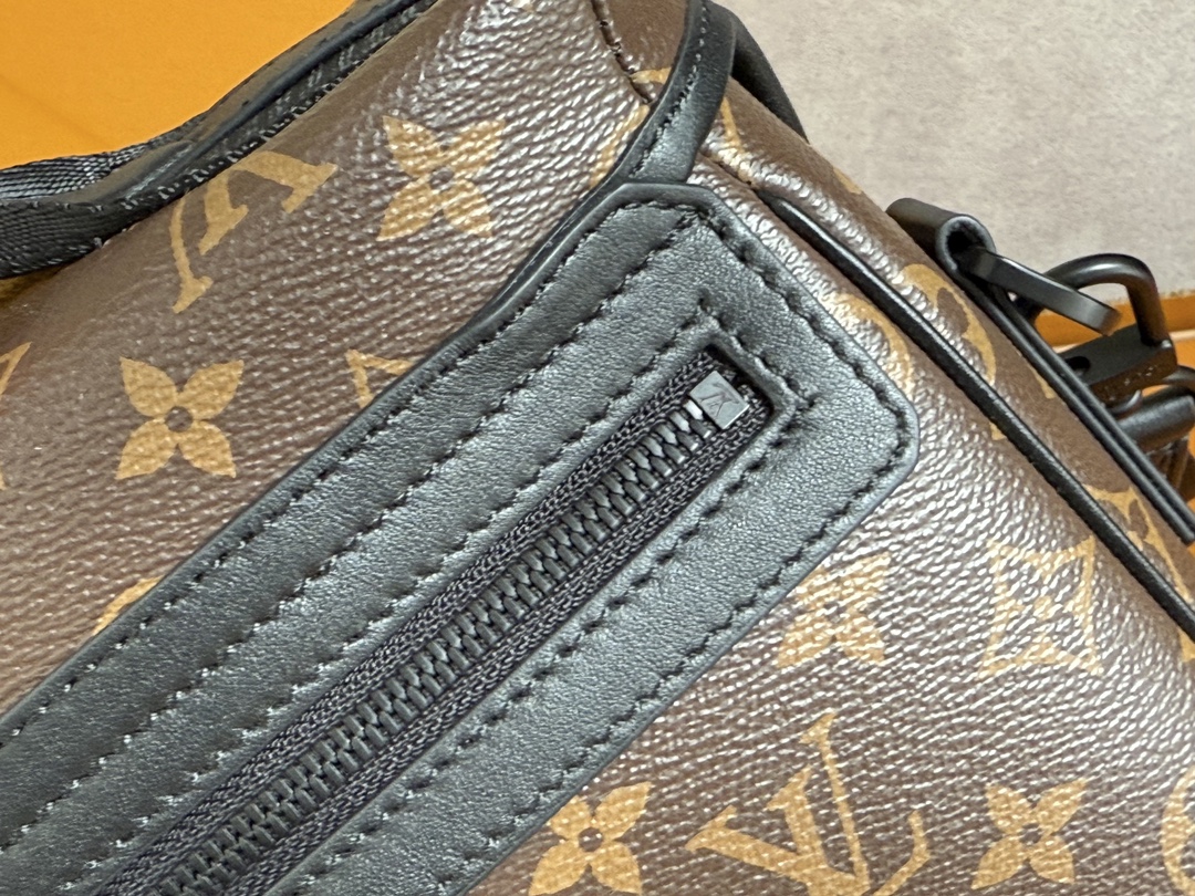 NO:210243,Top original single chip version model M46972 new postman, LV Trail postman bag, more details..., LV [top original list], louis vuitton19860909顶级原单芯片版型号M46972新款邮差, LV Trail 邮差包,更多细节……,LV【顶级原单】,louis vuitton,Bag