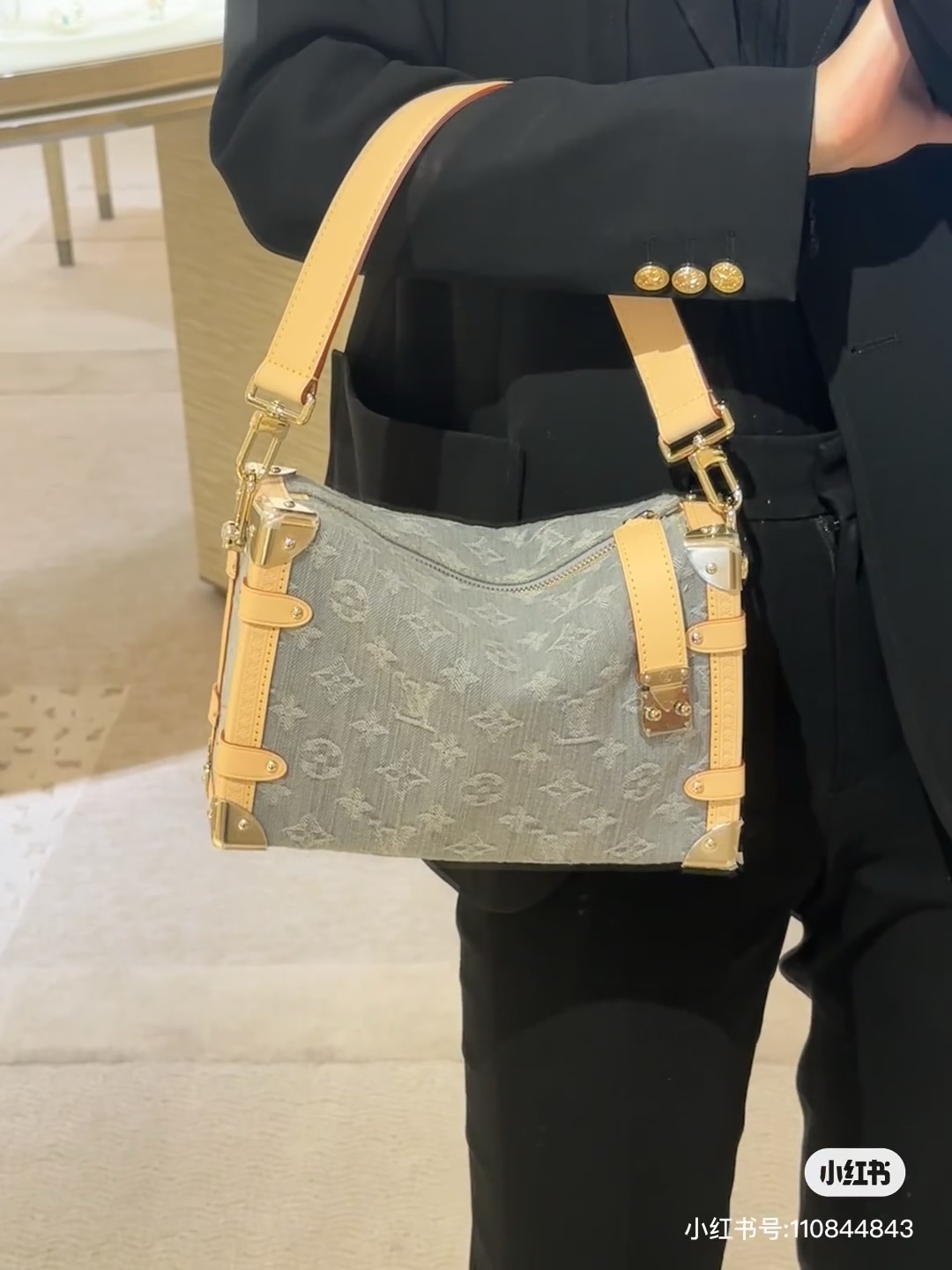 NO:210414,Top original single-pair light gold hardware [163C01 dynamic chip] model 13285 denim model, Side Trunk medium handbag was re-released with a unique bleaching effect. Monogram Denim pattern was born in 2005, cleverly greeting the classic suitcase design. Yingze metal parts, hard box style corners and S-lo buckles lit up the smooth configuration, and the leather trim injected visual contrast, making it easy to store daily needs. Fabric, cowhide, leather trim, fabric lining, metal piece, zipper closure is equipped with S-lo buckle, which can store smartphones, keys, Ziy wallets and headphones. Size: 23.5x16x8.5CM, LV [top original list], louis vuitton, cowhide19860909顶级原单对版浅金五金【163C01动态芯片】型号13285牛仔款 ,Side Trunk 中号手袋以别致漂白效果重释诞生于 2005 年的 Monogram Denim 图案,巧妙致意经典行李箱设计.莹泽金属件、硬箱风格包角和 S-lo 锁扣点亮流畅构型,皮革饰边注入视觉反差,充裕空间可轻松收纳日常所需.织物一牛皮革饰边一织物内衬一金属件一拉链开合配有 S-lo 锁扣一可收纳智能手机、钥匙、Ziy 钱夹和耳机,尺寸:23.5x16x8.5CM,LV【顶级原单】,louis vuitton,cowhide,Bag