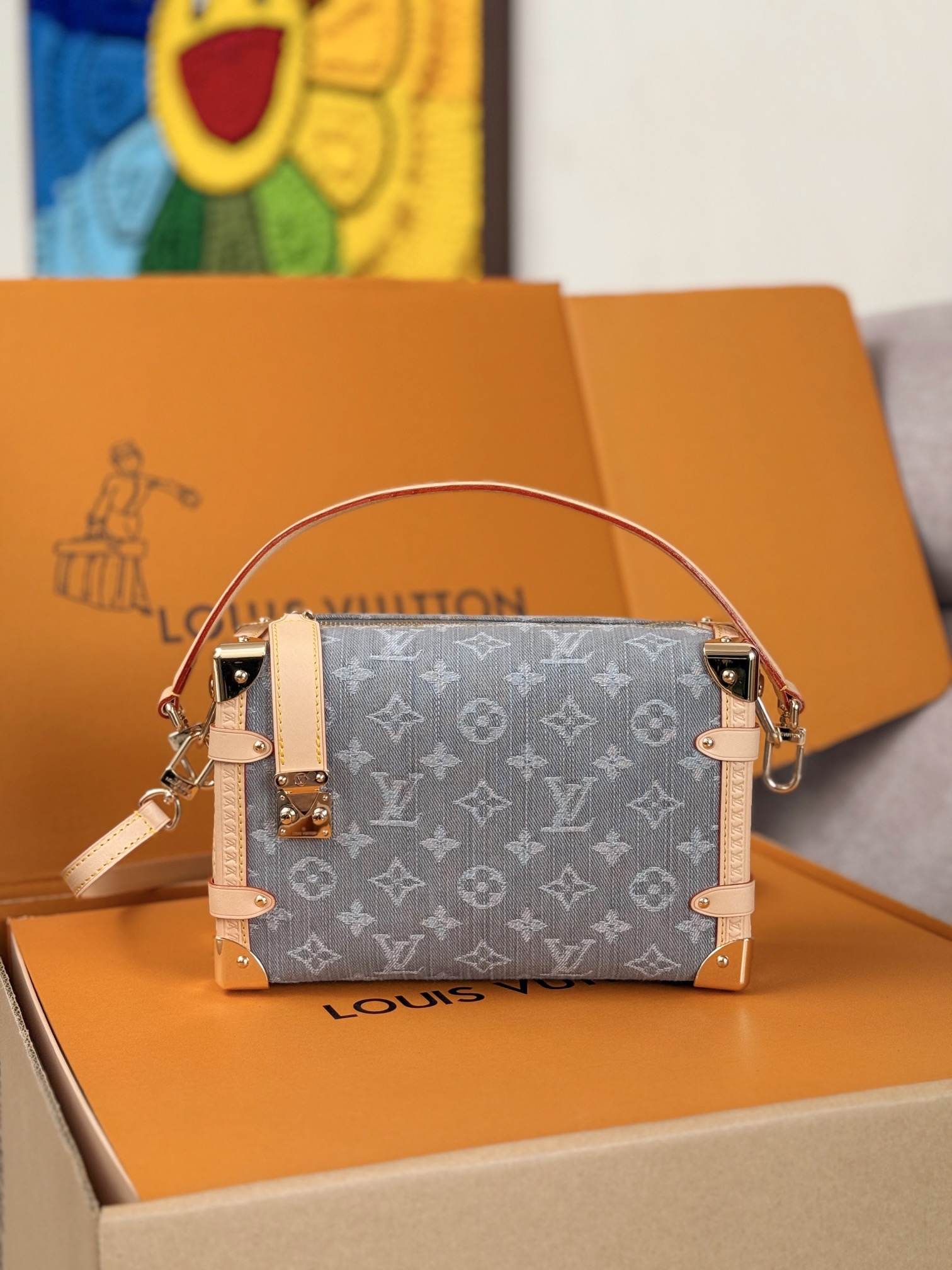 NO:210402,Top original single-pair light gold hardware [163C01 dynamic chip] model 13285 denim model, Side Trunk medium handbag was re-released with a unique bleaching effect. Monogram Denim pattern was born in 2005, cleverly greeting the classic suitcase design. Yingze metal parts, hard box style corners and S-lo buckles lit up the smooth configuration, and the leather trim injected visual contrast, making it easy to store daily needs. Fabric, cowhide, leather trim, fabric lining, metal piece, zipper closure is equipped with S-lo buckle, which can store smartphones, keys, Ziy wallets and headphones. Size: 23.5x16x8.5CM, LV [top original list], louis vuitton, cowhide19860909顶级原单对版浅金五金【163C01动态芯片】型号13285牛仔款 ,Side Trunk 中号手袋以别致漂白效果重释诞生于 2005 年的 Monogram Denim 图案,巧妙致意经典行李箱设计.莹泽金属件、硬箱风格包角和 S-lo 锁扣点亮流畅构型,皮革饰边注入视觉反差,充裕空间可轻松收纳日常所需.织物一牛皮革饰边一织物内衬一金属件一拉链开合配有 S-lo 锁扣一可收纳智能手机、钥匙、Ziy 钱夹和耳机,尺寸:23.5x16x8.5CM,LV【顶级原单】,louis vuitton,cowhide,Bag