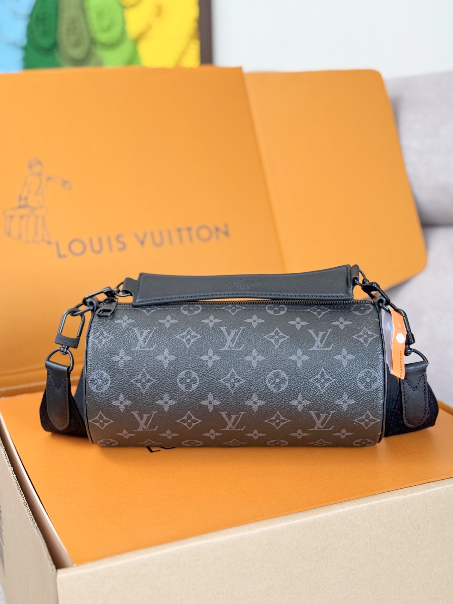 NO:210420,Top original sheet [Dynamic chip] Original sheet hardware M46796 black flower cylinder bag men's bag series This Soft chon small handbag uses Monogram Eipse coated canvas to create a close-fitting configuration, which identifies the brand identity with a striking purpose. The removable handle is convenient to carry, and the removable and adjustable jacquard shoulder strap is woven into the brand logo, providing shoulder and crossbody options. 26 x 14 x 14 cm (length x height x width), LV [top original sheet], louis vuitton19860909顶级原单【动态芯片】原单五金M46796黑花 圆筒包男包系列 本款 Soft chon 小号手袋选用 Monogram Eipse 涂层帆布塑造贴身构型,以醒目标识点明品牌身份.可拆卸手柄方便手提,可拆卸并调节的提花肩带织入品牌标识,提供肩背和斜挎选择.26 x 14 x 14厘米 (长度 x 高 x 宽),LV【顶级原单】,louis vuitton,Bag