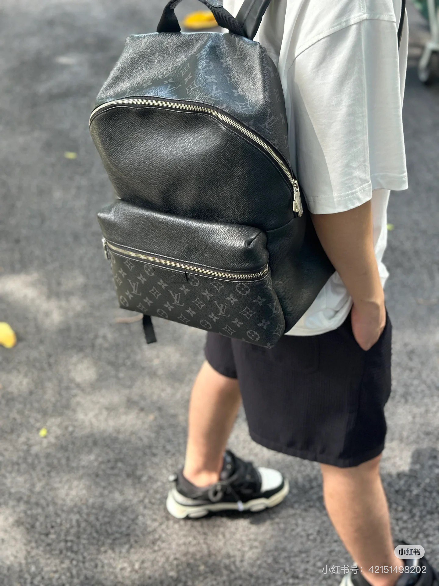 NO:581962,Top-quality original single code chip first-layer cowhide, model M31033 Discovery backpack combines Monogram canvas and Taga leather, reinterpreting the classic campus trend design. The glossy outer layer wraps two inner bags and one inner bag, and two adjustable leather shoulder straps ensure comfortable carrying. Size 29*38*20cm, LV [top original], louis vuitton, cowhide19860909顶级原单变码芯片头层牛皮,型号M31033 Discovery 双肩包糅合 Monogram 帆布与 Taga 皮革,重译经典校园潮流设计.光泽外层包裹两个内袋和一个 内袋,两条可调节皮质肩带确保舒适背携.尺寸29*38*20cm,LV【顶级原单】,louis vuitton,cowhide,Bag