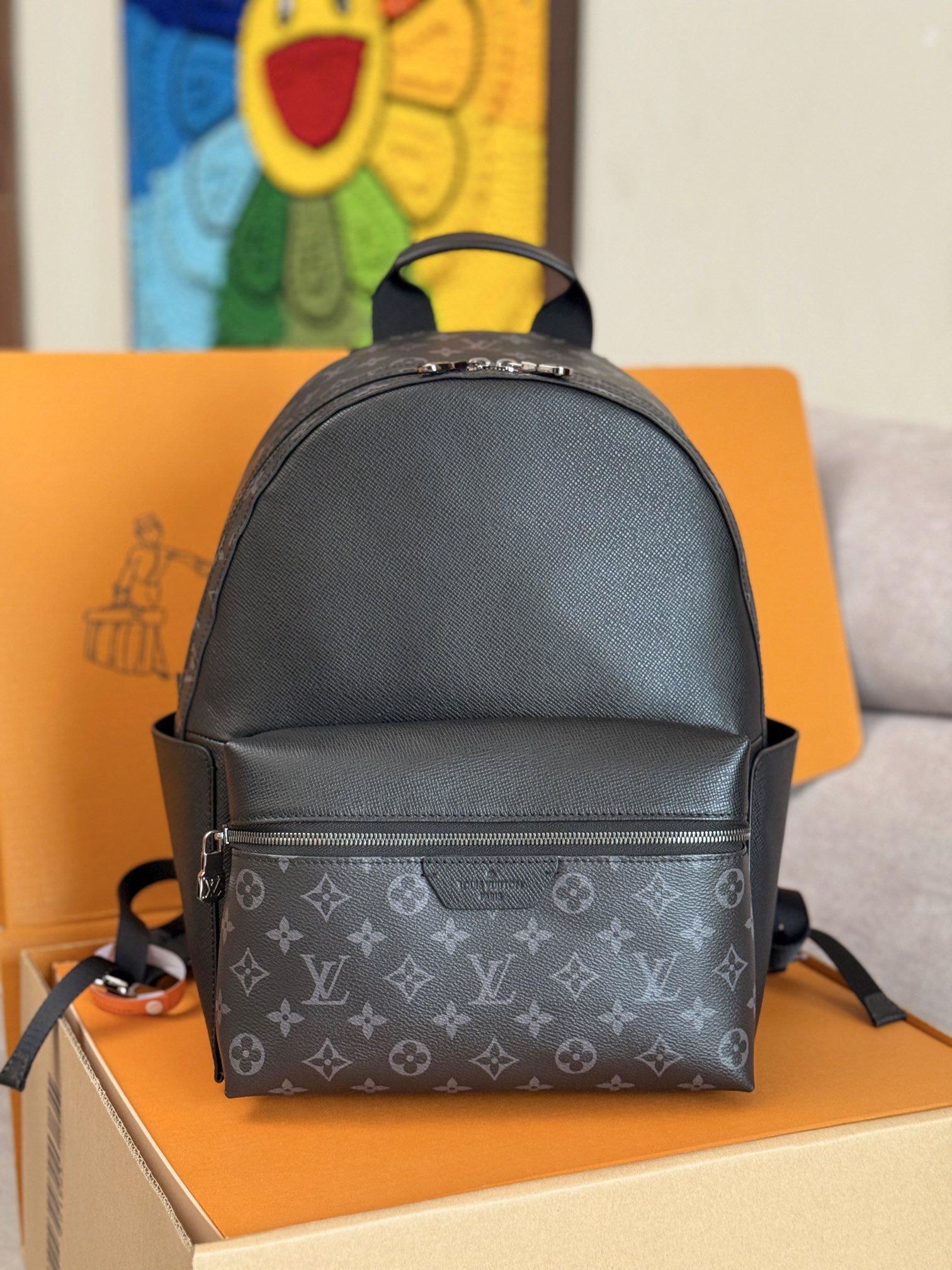 NO:581954,Top-quality original single code chip first-layer cowhide, model M31033 Discovery backpack combines Monogram canvas and Taga leather, reinterpreting the classic campus trend design. The glossy outer layer wraps two inner bags and one inner bag, and two adjustable leather shoulder straps ensure comfortable carrying. Size 29*38*20cm, LV [top original], louis vuitton, cowhide19860909顶级原单变码芯片头层牛皮,型号M31033 Discovery 双肩包糅合 Monogram 帆布与 Taga 皮革,重译经典校园潮流设计.光泽外层包裹两个内袋和一个 内袋,两条可调节皮质肩带确保舒适背携.尺寸29*38*20cm,LV【顶级原单】,louis vuitton,cowhide,Bag