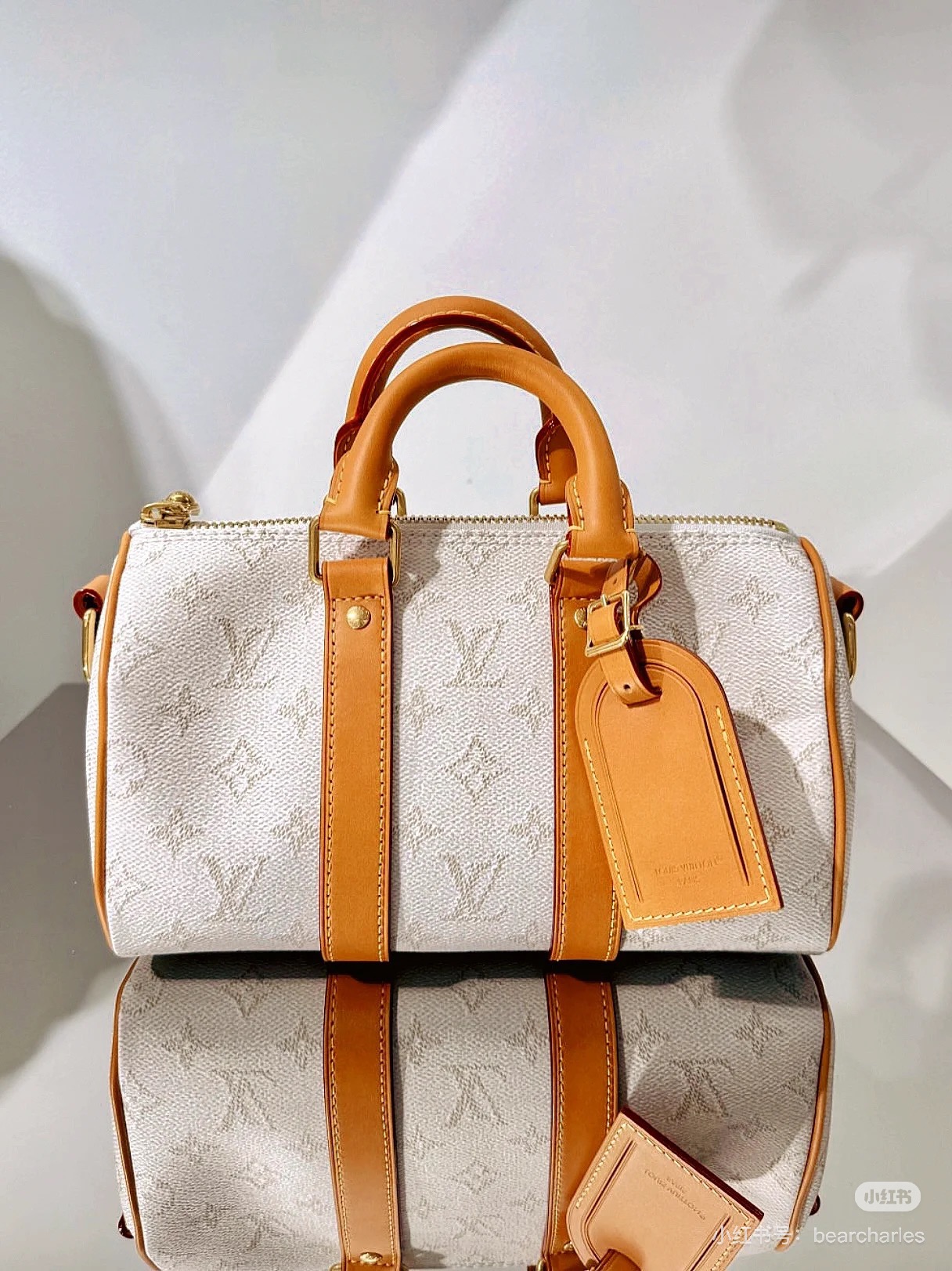 NO:213855,Top-grade original single 163C01 chip original single hardware, model M15076 white flower, this Keepall Bandoulière 25 is made of Monogram Heritage coated canvas, embellished with cowhide details, including side straps, reinforced tapes at both ends and a pair of top handles. The handbag is equipped with removable adjustable length straps, which can be carried on the side back or on the shoulder. 25 x 15 x 11 cm (length x height x width), LV [top-grade original single], louis vuitton, cowhide19860909顶级原单163C01芯片原单五金,型号M15076白花,這款Keepall Bandoulière 25採用Monogram Heritage塗層帆布製造,綴有牛皮細節,當中包括側飾帶、兩端加固鑲帶及一對頂端手柄.手袋配有可拆式的可調節長度肩帶,可作斜背攜帶或肩背攜帶. 25 x 15 x 11 厘米 (長度 x 高度 x 闊度),LV【顶级原单】,louis vuitton,cowhide,Bag