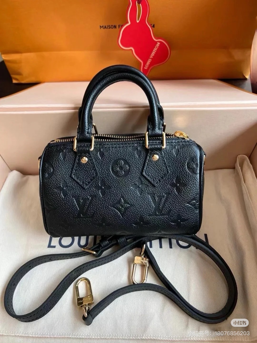 NO:213859,Top original single 163C01B variable-code chip imported head layer cowhide model M82450 black mini full-leather embossed small pillow bag, this Nano Speedy handbag is made of Monogram Empreinte embossed leather, which condenses the classic configuration of Speedy handbag, and has professional craftsmanship to present the romantic starry sky shimmer, declaring the design concept of the Summer Stardust series. The removable and adjustable shoulder straps achieve multiple carrying methods. Size 16 x 10 x 7.5 cm, LV [top original single], louis vuitton, cowhide19860909顶级原单163C01B变码芯片进口题头层牛皮型号M82450黑mini全皮压花小枕头包,本款 Nano Speedy 手袋取材 Monogram Empreinte 压纹皮革,浓缩 Speedy 手袋的经典构型,并经过专业工艺呈现浪漫星空般的盈盈微光,宣示 Summer Stardust 系列的设计理念.可拆卸并调节的肩带实现多种背携方式.尺寸16 x 10 x 7.5 厘米,LV【顶级原单】,louis vuitton,cowhide,Bag