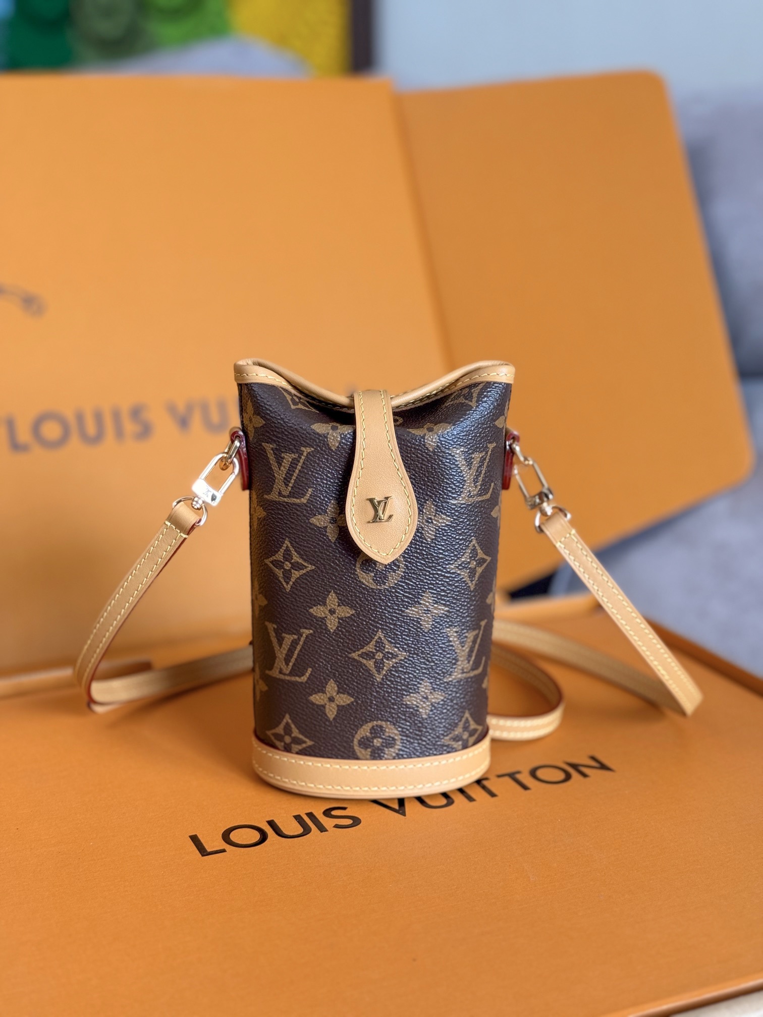 NO:212775,Original single-quality 163C01 chip, all-steel hardware, [FOLD ME clutch] M80874 presbyopia This Fold Me clutch is made of Monogram canvas and cowhide, and is cleverly matched with an oval bottom for a rectangular body. The folding magnetic buckle is perfectly designed to accommodate daily life needs, with retro charm and practical functions. The detachable and adjustable shoulder straps enable multiple carrying methods. Size 14.5 x 18 x 6.5 cm, LV [top original single], louis vuitton, handbag, cowhide19860909原单品质163C01芯片,全钢五金,【FOLD ME 手拿包】M80874 老花 此款 Fold Me 手拿包以 Monogram 帆布和牛皮革打造,为矩形包身巧搭椭圆形底部,再以折叠式磁扣完善玲珑构型,可容纳日常生活所需,兼具复古韵味和实用功能.可拆卸并调节的肩带实现多种背携方式. 尺寸14.5 x 18 x 6.5 厘米,LV【顶级原单】,louis vuitton,handbag,cowhide,Bag