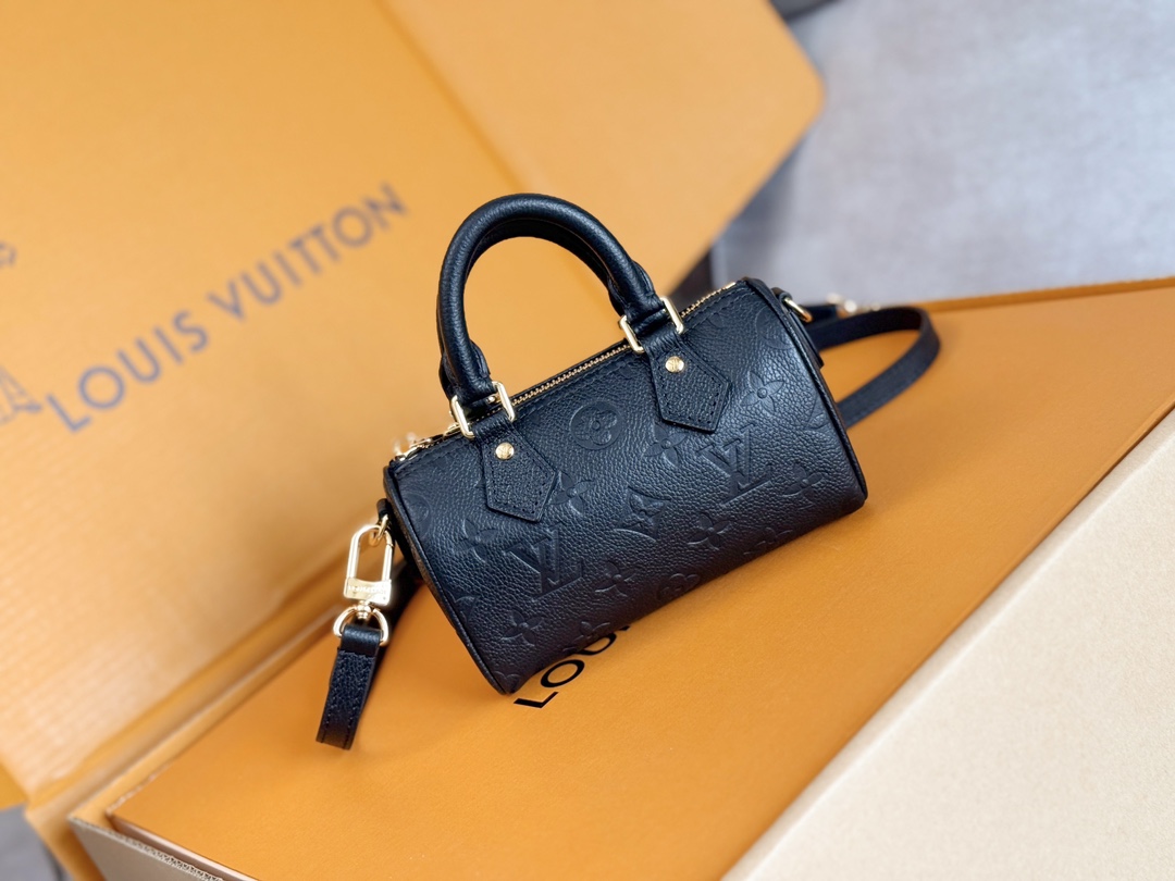 NO:213856,Top original single 163C01 variable-code chip imported cowhide model M82450 black mini full-leather embossed small pillow bag, this Nano Speedy handbag is made of Monogram Empreinte embossed leather, which condenses the classic configuration of Speedy handbag, and has professional craftsmanship to present the romantic starry sky shimmer, declaring the design concept of the Summer Stardust series. The removable and adjustable shoulder straps achieve multiple carrying methods. Size 16 x 10 x 7.5 cm, LV [top original single], louis vuitton, cowhide19860909顶级原单163C01变码芯片进口头层牛皮型号M82450黑mini全皮压花小枕头包,本款 Nano Speedy 手袋取材 Monogram Empreinte 压纹皮革,浓缩 Speedy 手袋的经典构型,并经过专业工艺呈现浪漫星空般的盈盈微光,宣示 Summer Stardust 系列的设计理念.可拆卸并调节的肩带实现多种背携方式.尺寸16 x 10 x 7.5 厘米,LV【顶级原单】,louis vuitton,cowhide,Bag