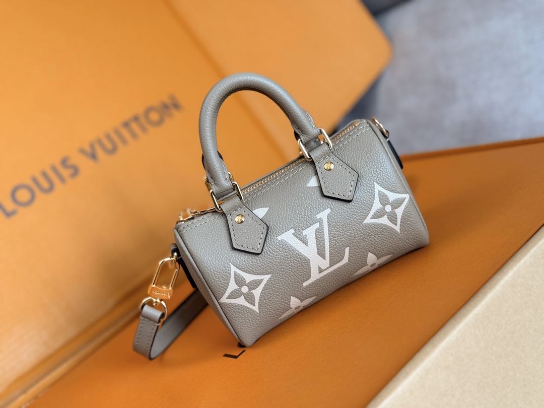 NO:213852,Top original single 163C01 variable-code chip imported cowhide model M82890 gray mini full-length embossed small pillow bag, this Nano Speedy handbag is made of Monogram Empreinte embossed leather, which condenses the classic configuration of Speedy handbag, and has professional craftsmanship to present the romantic starry sky shimmer, demonstrating the design concept of the Summer Stardust series. The removable and adjustable shoulder straps achieve multiple carrying methods. Size 16 x 10 x 7.5 cm, LV [top original single], louis vuitton, cowhide19860909顶级原单163C01变码芯片进口头层牛皮型号M82890灰mini全皮压花小枕头包,本款 Nano Speedy 手袋取材 Monogram Empreinte 压纹皮革,浓缩 Speedy 手袋的经典构型,并经过专业工艺呈现浪漫星空般的盈盈微光,宣示 Summer Stardust 系列的设计理念.可拆卸并调节的肩带实现多种背携方式.尺寸16 x 10 x 7.5 厘米,LV【顶级原单】,louis vuitton,cowhide,Bag