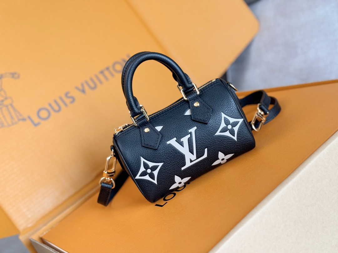 NO:213854,Top original single 163C01 variable-code chip imported cowhide model M81456 black printed mini full-length embossed small pillow bag, this Nano Speedy handbag is made of Monogram Empreinte embossed leather, which condenses the classic configuration of Speedy handbag, and has professional craftsmanship to present the romantic starry sky shimmer, declaring the design concept of the Summer Stardust series. The removable and adjustable shoulder straps achieve multiple carrying methods. Size 16 x 10 x 7.5 cm, LV [top original single], louis vuitton, cowhide19860909顶级原单163C01变码芯片进口头层牛皮型号M81456黑印花mini全皮压花小枕头包,本款 Nano Speedy 手袋取材 Monogram Empreinte 压纹皮革,浓缩 Speedy 手袋的经典构型,并经过专业工艺呈现浪漫星空般的盈盈微光,宣示 Summer Stardust 系列的设计理念.可拆卸并调节的肩带实现多种背携方式.尺寸16 x 10 x 7.5 厘米,LV【顶级原单】,louis vuitton,cowhide,Bag