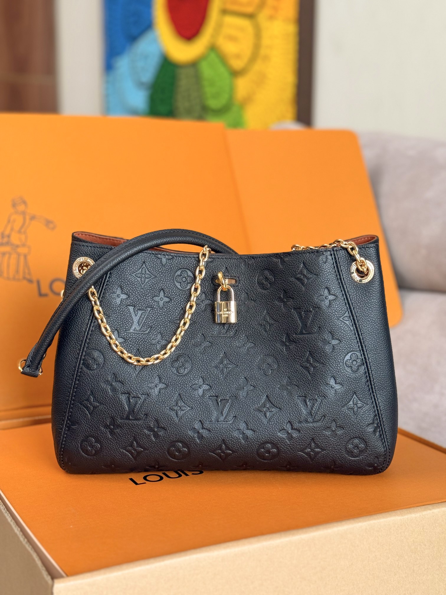 NO:213861,The top-level original single 163C01 chip imported cowhide model M14659 khaki, M14414 black Anytime PM bag is an exquisite day and night choice. Its design inspiration is from the brand's Promenade bag launched in 1988. This bag is made of Monogram Empreinte leather and is decorated with an iconic LV padlock and can be hung on a sliding chain to bring a modern feel. The bag has a abundant capacity, can store daily necessities and can be worn in various ways. 13.4 x 7.9 x 5.1 inches (Length x Height x Width), LV [Top Original Single], louis vuitton, cowhide19860909顶级原单163C01芯片进口头层牛皮型号M14659卡其,M14414黑Anytime PM 包袋是一款精致的日夜皆宜之选,其设计灵感源自品牌 1988 年推出的 Promenade 包袋.这款包袋采用 Monogram Empreinte 皮革精制而成,饰有标志性的 LV 挂锁,并可挂在滑动链条上,带来现代感.包袋容量充裕,可收纳日常必需品,并可多种方式佩戴. 13.4 x 7.9 x 5.1英寸（长 x 高 x 宽）,LV【顶级原单】,louis vuitton,cowhide,Bag