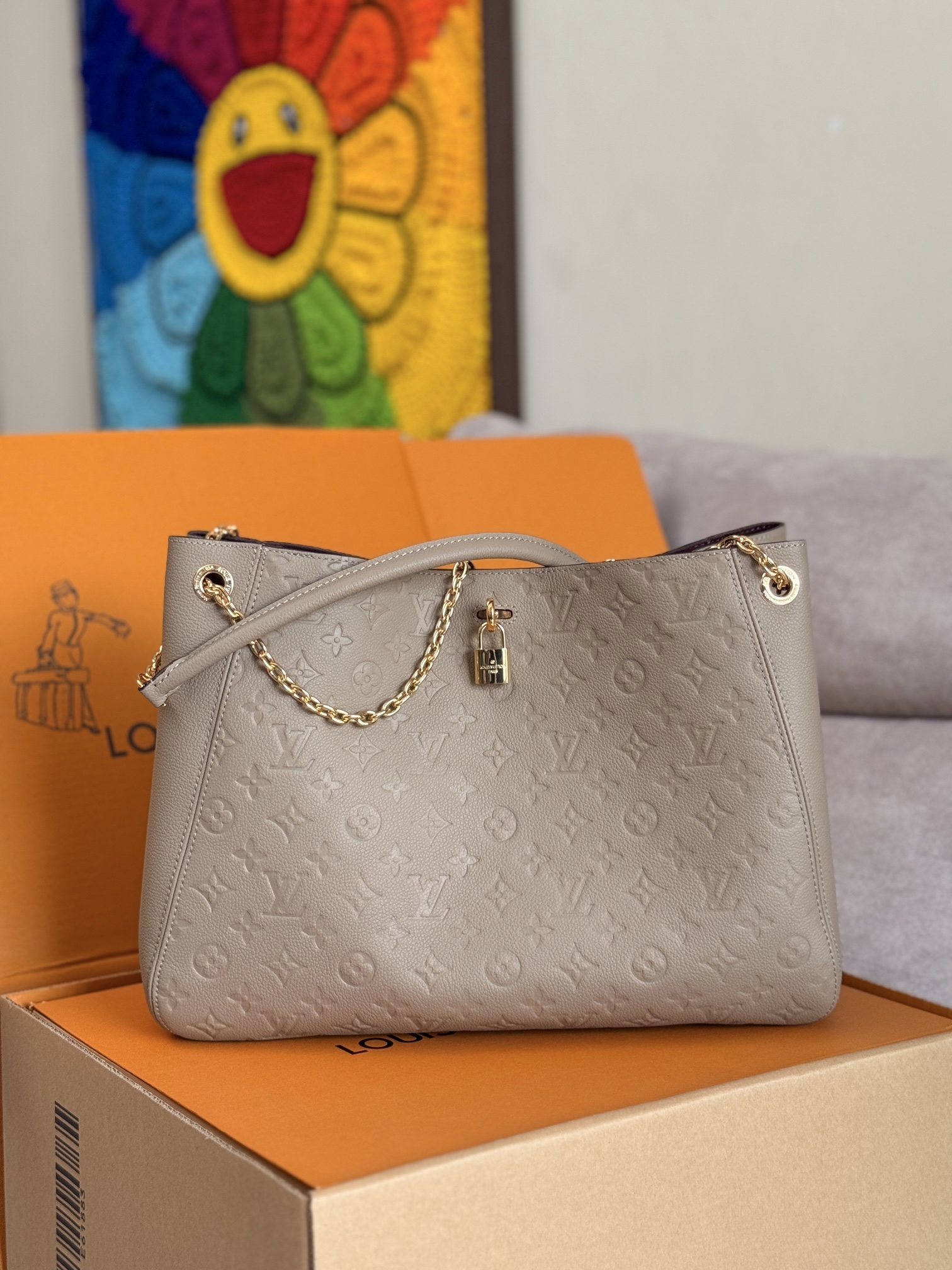 NO:213863,The top-level original single 163C01 variable code chip, model M14658 Khaki Anytime Medium Bag is inspired by the classic Promenade bag from 1988, and is perfect for work and weekends. It is made of the brand's iconic Monogram Empreinte leather, decorated with gold metal accessories, and offers a variety of ways to carry it. You might as well fix the iconic LV padlock on the slide chain for a chic look. 16.5 x 10.6 x 5.5 inches (Length x Height x Width), LV [Top Original Single], louis vuitton19860909顶级原单163C01变码芯片,型号M14658卡其Anytime 中号包的设计灵感源自 1988 年的经典 Promenade 包款,是工作和周末的完美之选.它采用品牌标志性的 Monogram Empreinte 皮革制成,饰有金色金属配件,并提供多种携带方式.不妨将标志性的 LV 挂锁固定在滑链上,打造别致的造型. 16.5 x 10.6 x 5.5英寸（长 x 高 x 宽）,LV【顶级原单】,louis vuitton,Bag