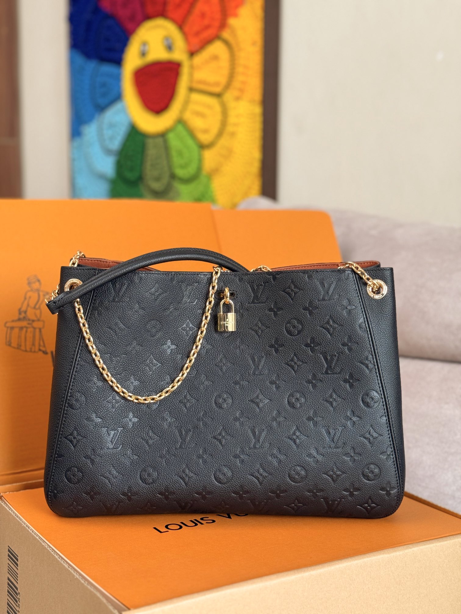 NO:213848,The top-level original single 163C01 variable code chip, model M14324 black, Anytime medium-sized bag is inspired by the classic Promenade bag from 1988, and is perfect for work and weekends. It is made of the brand's iconic Monogram Empreinte leather, decorated with gold metal accessories, and offers a variety of ways to carry it. You might as well fix the iconic LV padlock on the slide chain for a chic look. 16.5 x 10.6 x 5.5 inches (Length x Height x Width), LV [Top Original Single], louis vuitton19860909顶级原单163C01变码芯片,型号M14324黑,Anytime 中号包的设计灵感源自 1988 年的经典 Promenade 包款,是工作和周末的完美之选.它采用品牌标志性的 Monogram Empreinte 皮革制成,饰有金色金属配件,并提供多种携带方式.不妨将标志性的 LV 挂锁固定在滑链上,打造别致的造型. 16.5 x 10.6 x 5.5英寸（长 x 高 x 宽）,LV【顶级原单】,louis vuitton,Bag