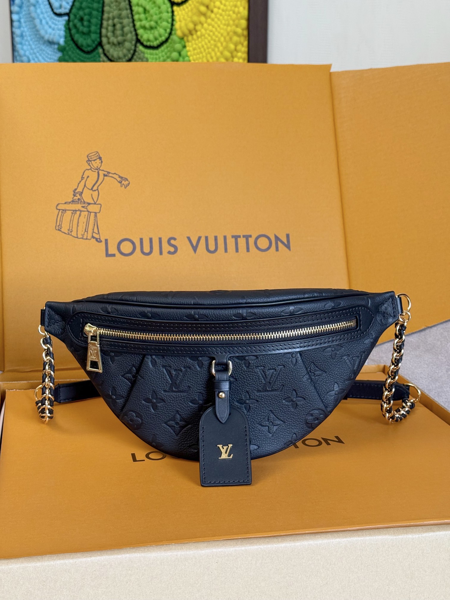 NO:388957,Top-grade original single 163C01 chip original single hardware, model M14353 embossed breast bag, the iconic high-waist waist bag is reinterpreted this season with the iconic Monogram Empreinte leather. Like the original, this PM version combines practical functions, with adjustable shoulder straps, and is moderately sized to easily store daily necessities. It is decorated with gold metal accessories and is equipped with detachable decorative name tags to pay tribute to the brand's bag making tradition. It can be worn cross-body or as a belt. 12.2 x 5.9 x 2.4 inches (Length x Height x Width), LV [Top Original Single], louis vuitton19860909顶级原单163C01芯片原单五金,型号M14353压花胸包,标志性的高腰腰包本季以标志性的 Monogram Empreinte 皮革重新演绎.与原版一样,这款 PM 版本兼具实用功能,配有可调节肩带,尺寸适中,可轻松收纳日常必需品.它饰有金色金属配件,并配有可拆卸的装饰性姓名标签,以致敬品牌的箱包制作传统.可斜挎或作为腰带佩戴. 12.2 x 5.9 x 2.4英寸（长 x 高 x 宽）,LV【顶级原单】,louis vuitton,Bag