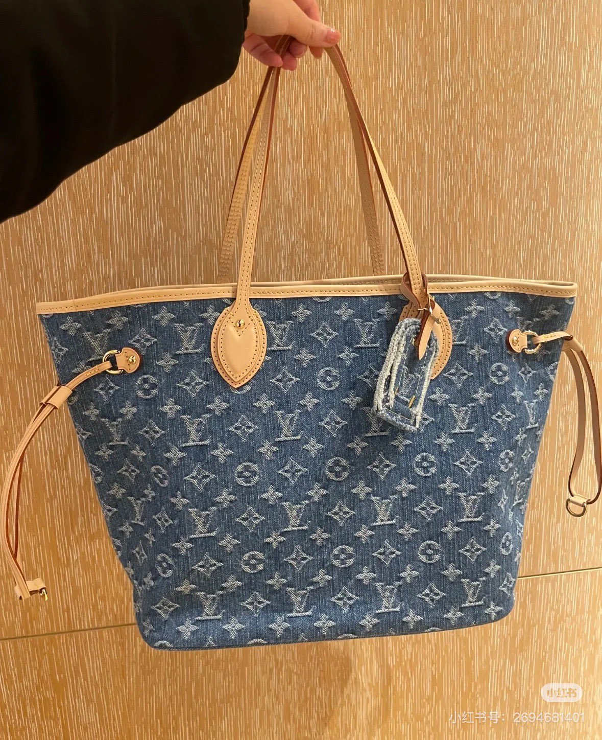 NO:395263,Top-grade original single denim denim blue M13192 This medium denim jacquard denim shopping bag Louis Vuitton new Neverfull interprets the classic handbag, exploring the exquisite details inside the bag. The redesigned inner bag uses a fresh fabric lining and retro details inspired by the Louis Vuitton Archives. The most commendable zipper clutch, which can be used alone as a delicate clutch or as an extra pocket. The bright liner tone adds more lively and vividness to the Monogram classic canvas. Size 32*29*17 cm, LV [top original list], louis vuitton, louis vuitton, handbag19860909顶级原单丹宁牛仔蓝M13192 本款中号牛仔提花丹宁购物袋路易威登新款 Neverfull 全新演绎经典手袋,探索袋内精致细节.重新设计的内袋采用了清新的织物内衬和灵感源自路易威登档案馆的复古细节,最值得称道的莫过于可脱卸式拉链手包,它既可单独作为一只精致手拿包使用,亦可作为额外的口袋. 明快的内衬色调为 Monogram 经典帆布增加了更多活泼生动之感.尺寸32*29*17厘米,LV【顶级原单】,louis vuitton,louis vuitton,handbag,Bag
