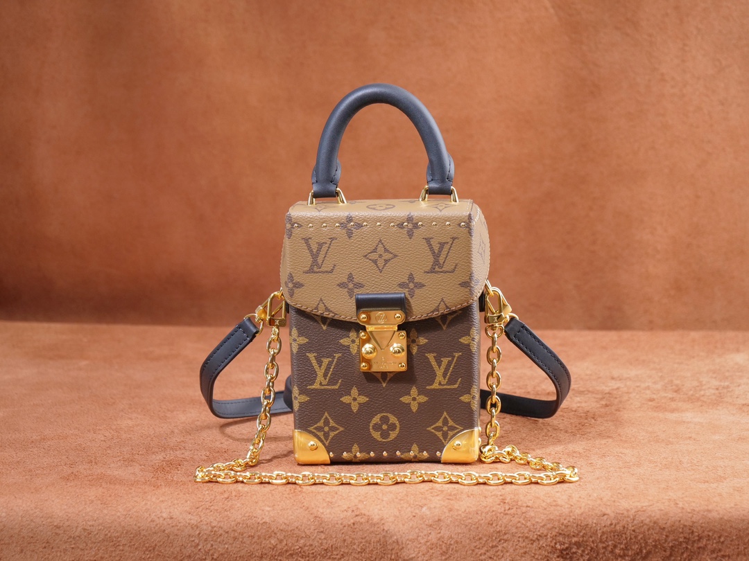 NO:557197,Exclusive real-shot 163 chip imported fabric Duty-free packaging M82465 yellow flower Box bag chain bag series CAMERA BOX handbag This Camera Box handbag is made of Monogram and Monogram Reverse canvas to create a modern configuration, integrating S-lock locks, metal corners and studs and other iconic details of Petite Malle handbags. The slim chain highlights the feminine style, and the top handle adds a comfortable carrying method. Size 12.5 x 17.6 x  6 cm, LV [top quality original item], louis vuitton, versace19860909独家实拍163芯片进口面料 免税包装 M82465黄花 盒子包链条包系列 CAMERA BOX 手袋 本款 Camera Box 手袋以 Monogram 和 Monogram Reverse 帆布塑造摩登构型,融合 S-lock 锁扣,金属包角和饰钉等 Petite Malle 手袋的标志性细节.纤细链条彰显柔美格调,顶部手柄再添舒适背携方式.尺寸12.5 x 17.6 x 6 厘米,LV【顶级原单】,louis vuitton,versace,Bag