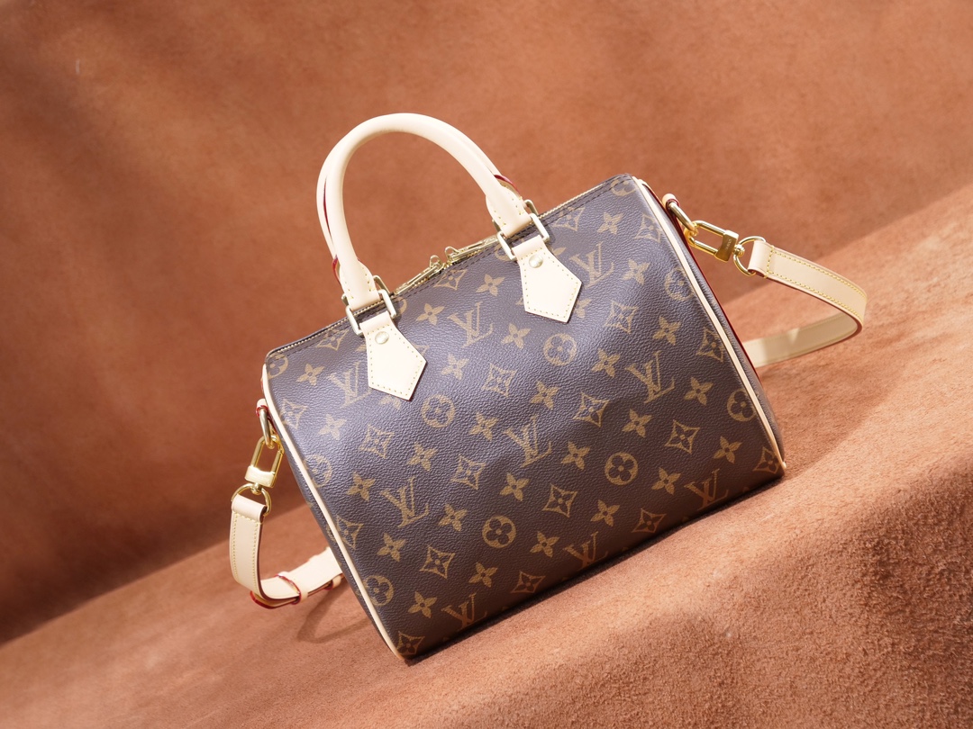 NO:581871,Exclusive real-shot 163 chip imported fabric, duty-free packaging [M41113 Presbyopia] Speedy series handbags were originally designed for travelers, and the name pays tribute to the booming rapid transit system in the 1930s. This Speedy Bandoulière 25 handbag uses Monogram canvas to reproduce the iconic configuration, and continues the classic details with rolled leather handles, engraved padlocks and detachable shoulder straps, making it a good choice for urban travel. 19 x 15 x 25 cm  (Height x Width x Length), LV [Top Original Order], louis vuitton19860909独家实拍163芯片进口面料 免税包装【M41113老花】Speedy 系列手袋原为旅行者而设计,借由此名致敬 1930 年代蓬勃发展的捷运系统.此款 Speedy Bandoulière 25 手袋采用 Monogram 帆布再现标志性构型,以辊压皮革手柄、铭纹挂锁和可拆卸肩带延续经典细节,成就都市出行佳选.19 x 15 x 25厘米 (高 x 宽 x 长度),LV【顶级原单】,louis vuitton,Bag