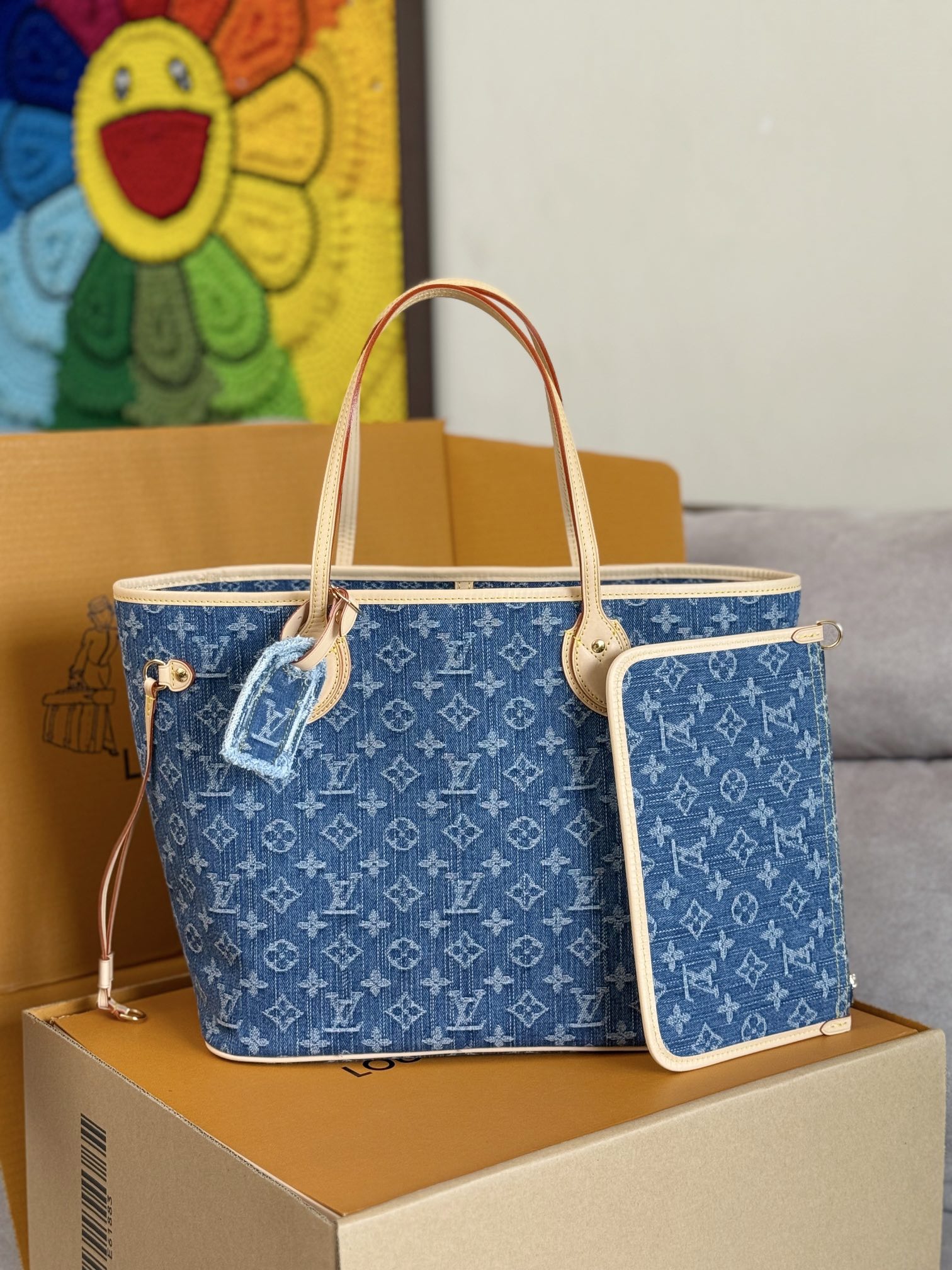 NO:395261,,163 chip, all-steel hardware, top-grade original single denim denim blue model M13192 This medium denim jacquard denim shopping bag Louis Vuitton new Neverfull new interpretation of classic handbags, exploring the exquisite details inside the bag. The redesigned inner bag uses a fresh fabric lining and retro details inspired by the Louis Vuitton Archives. The most commendable zipper clutch, which can be used as a delicate clutch, as well as an extra pocket. The bright liner tone adds more lively and vividness to the Monogram classic canvas. Size 32*29*17 cm, LV [top original list], louis vuitton, louis vuitton, handbag19860909,163芯片,全钢五金,顶级原单丹宁牛仔蓝型号M13192 本款中号牛仔提花丹宁购物袋路易威登新款 Neverfull 全新演绎经典手袋,探索袋内精致细节.重新设计的内袋采用了清新的织物内衬和灵感源自路易威登档案馆的复古细节,最值得称道的莫过于可脱卸式拉链手包,它既可单独作为一只精致手拿包使用,亦可作为额外的口袋. 明快的内衬色调为 Monogram 经典帆布增加了更多活泼生动之感.尺寸32*29*17厘米,LV【顶级原单】,louis vuitton,louis vuitton,handbag,Bag
