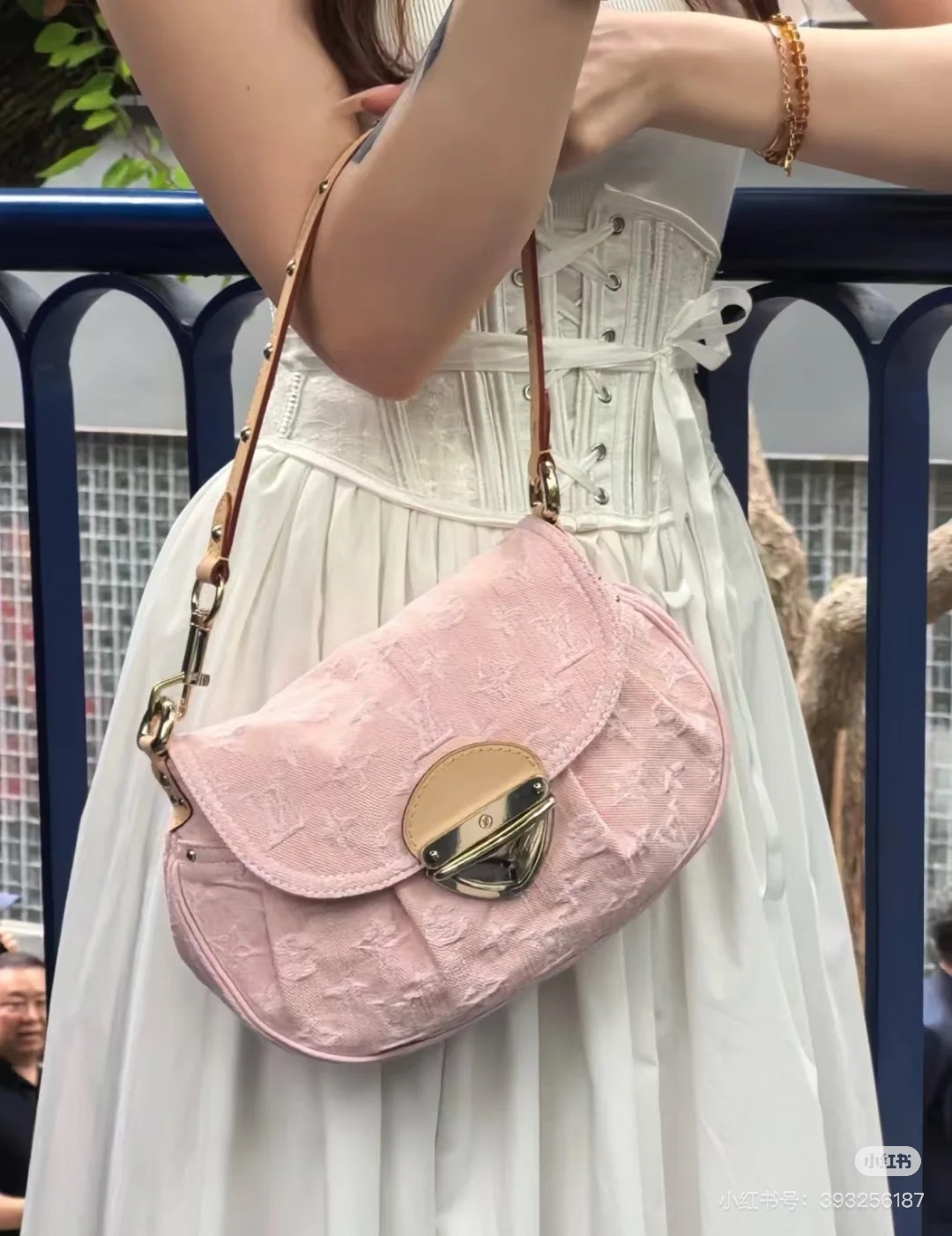 NO:395269,163 chip, original single-quality model M13347 pink denim 1. This Sunset handbag relies on exquisite bleaching technology to return to the new season's vision. The smooth leather trim and metal buckles illuminate the exquisite configuration, which can easily store the needs of day and night. It is cleverly equipped with shoulder straps, which can switch freely with hand, shoulder, and crossbody. Fabric is a cowhide, fabric lining, metal piece, buckle, inner patch pocket, front patch pocket, can store smartphone, key, Zippy wallet and headphones, and shoulder straps can be detached and adjustable!  !  ; Size: 27x18x3CM, LV [top original list], louis vuitton, cowhide19860909163芯片,原单品质型号M13347粉色牛仔1,本款 Sunset 手袋依托精湛漂白工艺,令诞生于 2005 年的 Monogram Denim 图案回归新季视野.光滑皮革饰边和金属插扣点亮考究构型,可轻松收纳昼夜所需.巧用随附肩带,手提、肩背、斜挎自如切换.织物一牛皮革饰边一织物内衬一金属件一插扣一内贴袋一前贴袋一可收纳智能手机、钥匙、Zippy 钱夹和耳机一肩带可拆卸,可调节！！；尺寸:27x18x3CM,LV【顶级原单】,louis vuitton,cowhide,Bag