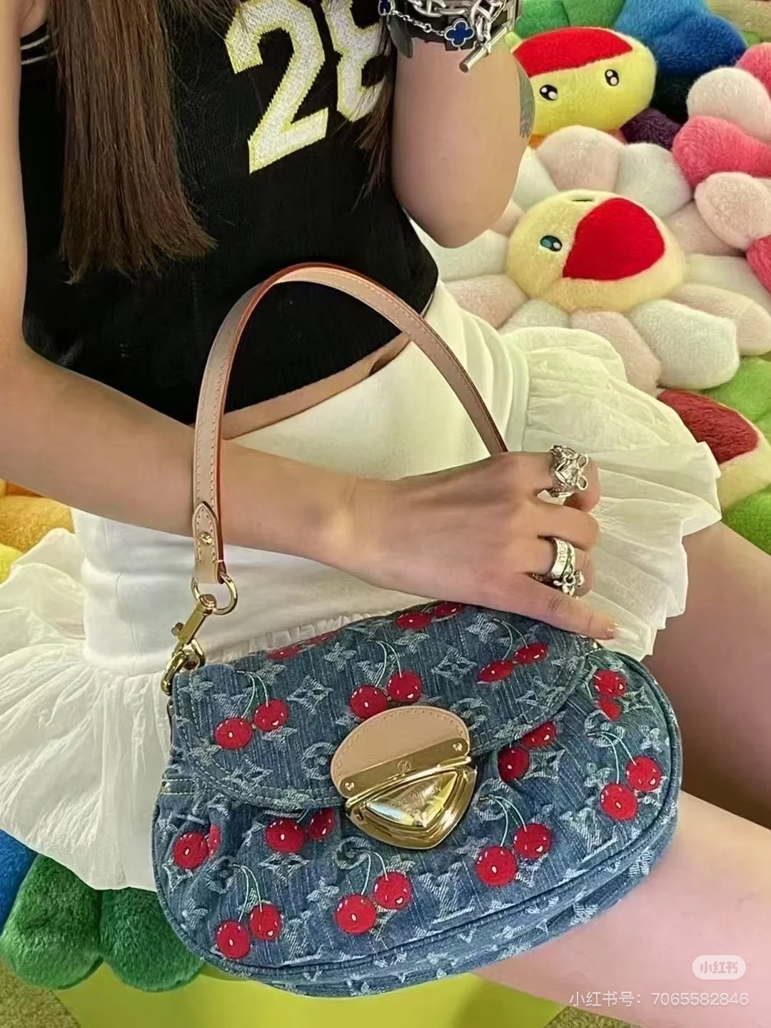 NO:395281,163 variable code chip, top-level original single, X TM SUNSET handbag, model: M13680 Monogram Cherry denim fabric cowhide leather trim cotton fabric lining metal parts buckle outer patch pocket inner patch pocket can store smartphones, headphones, Zippy long wallet and key strap: removable, adjustable strap half length: 23.0 cm The strap half length can be adjusted to: 48.5 cm, 27 x 18 x 3 cm (length x height x width), LV [top original single], louis vuitton, cowhide19860909163变码芯片,顶级原单,X TM SUNSET 手袋,型号:M13680 Monogram Cherry丹宁织物牛皮革饰边棉质织物内衬金属件插扣外贴袋内贴袋 可收纳智能手机、耳机、Zippy长款钱夹和钥匙肩带:可拆卸,可调节包带半长:23.0厘米 包带半长可调至:48.5 厘米,27 x 18 x 3厘米(长度x高x宽),LV【顶级原单】,louis vuitton,cowhide,Bag