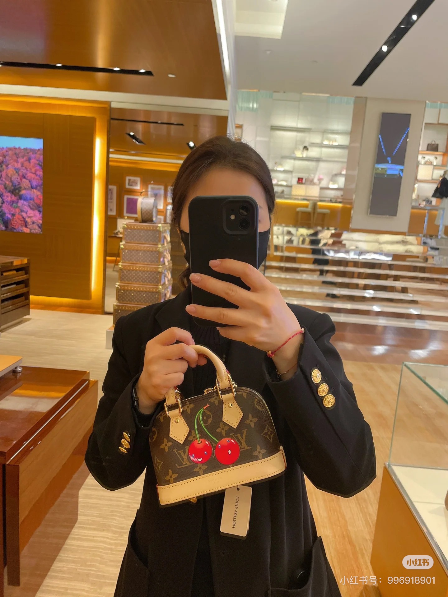 NO:581877,[Top original 163 chip, model M13416 cherry] This compact Nano Alma is decorated with a replica Louis Vuitton x The fun cherry pattern of the Murakami series highlights the playful style of the handbag. The handbag is made of Monogram coated canvas and is trimmed with natural cowhide leather. It also has many classic brand elements, including top handles and a detachable shoulder strap with adjustable length, which can be carried in a variety of ways. The handbag is suitable for storing daily necessities, including a small wallet and a large-sized smartphone. 18 x 12 x 8 cm (length x height x width), LV [top original], louis vuitton,louis vuitton,cowhide19860909【顶级原单 163芯片,型号M13416樱桃】這款小巧的Nano Alma綴有復刻版Louis Vuitton x Murakami系列的奇趣櫻桃圖案,彰顯手袋的玩味風格.手袋以Monogram塗層帆布製造,並綴有天然牛皮飾邊,而且具備多個經典品牌元素,包括頂端手柄及可調節長度的可拆式肩帶,能以多種攜帶方式.手袋適合存放日常必需品,包括一個小型錢包及一部大尺寸智慧型手機.18 x 12 x 8 厘米(長度 x 高度 x 闊度),LV【顶级原单】,louis vuitton,louis vuitton,cowhide,Bag