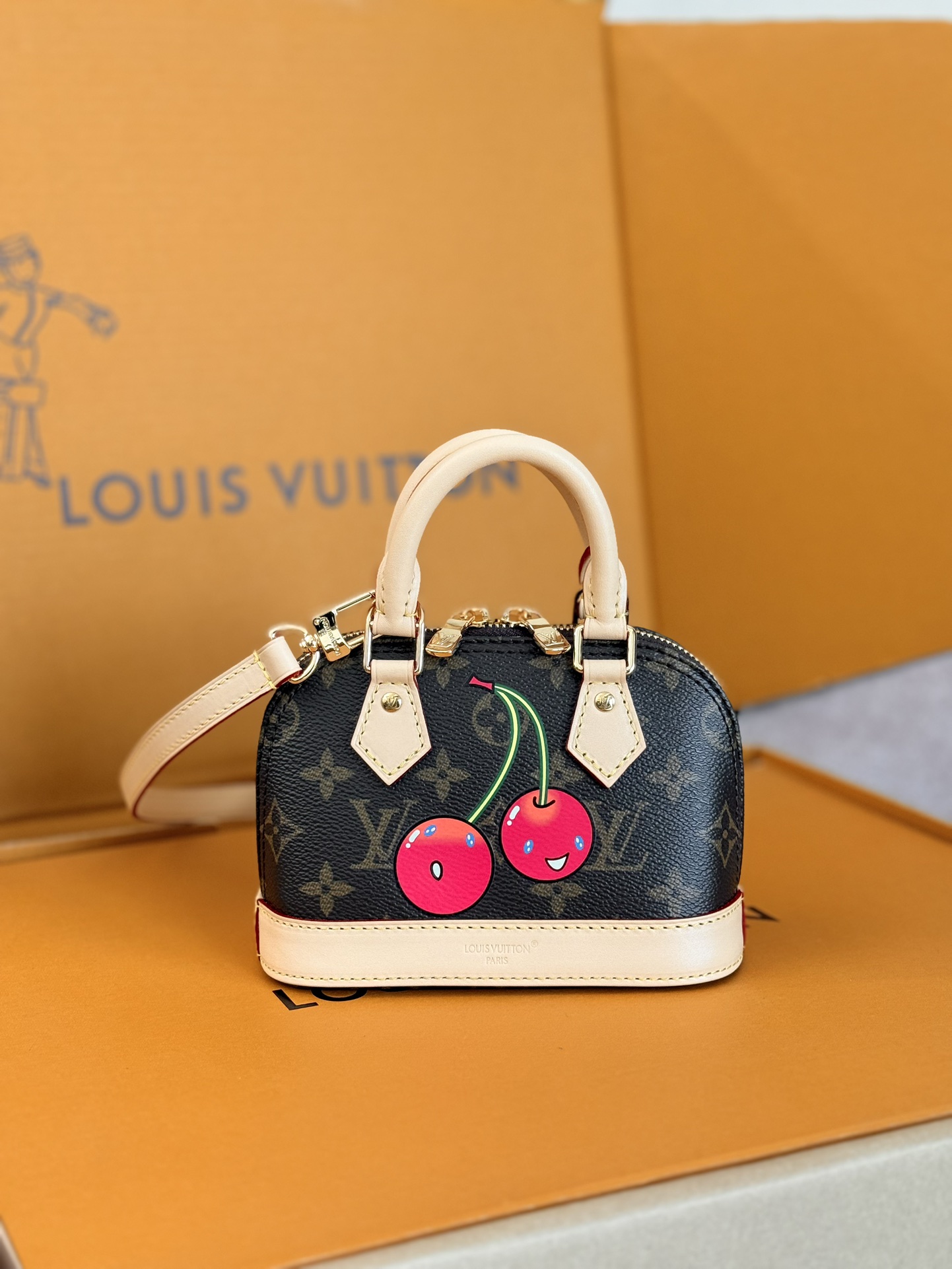 NO:574740,[Top-quality original single-plate printing process, 163 chips, model M13416 cherry] This compact Nano Alma is embellished with a replica Louis Vuitton x The fun cherry pattern of the Murakami series highlights the playful style of the handbag. The handbag is made of Monogram coated canvas and is trimmed with natural cowhide leather. It also has many classic brand elements, including top handles and a detachable shoulder strap with adjustable length, which can be carried in a variety of ways. The handbag is suitable for storing daily necessities, including a small wallet and a large-sized smartphone. 18 x 12 x 8 cm (length x height x width), LV [top original], louis vuitton,louis vuitton,cowhide19860909【顶级原单 对版贴印工艺,163芯片,型号M13416樱桃】這款小巧的Nano Alma綴有復刻版Louis Vuitton x Murakami系列的奇趣櫻桃圖案,彰顯手袋的玩味風格.手袋以Monogram塗層帆布製造,並綴有天然牛皮飾邊,而且具備多個經典品牌元素,包括頂端手柄及可調節長度的可拆式肩帶,能以多種攜帶方式.手袋適合存放日常必需品,包括一個小型錢包及一部大尺寸智慧型手機.18 x 12 x 8 厘米(長度 x 高度 x 闊度),LV【顶级原单】,louis vuitton,louis vuitton,cowhide,Bag