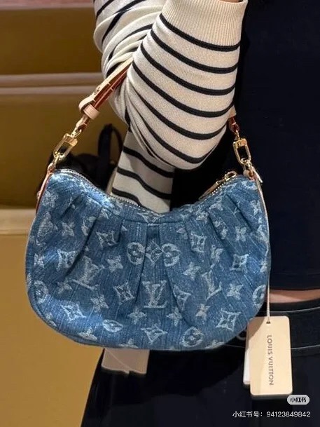 NO:395267,Original single quality, exclusive real shot, variable code chip, model M13571 blue, denim denim underarm bag, mahjong bag, season new POCHETTE VALLEY handbag, Pochette Valley handbag material Monogram cotton tannin, paired with contrasting cowhide and dazzling metal parts, making the classic design look modern. Remove the handle and transform into a clutch. 15 x 7 x 21 cm, LV [top original list], louis vuitton, handbag, cowhide19860909原单品质,独家实拍 变码芯片,型号M13571蓝色 丹宁牛仔腋下包麻将包 当季新款 POCHETTE VALLEY 手袋 Pochette Valley 手袋取材 Monogram 棉质丹宁布,搭配撞色牛皮革饰边和耀目金属件,令经典设计绽放摩登风范.取下手柄即可化身手拿包.15 x 7 x 21 厘米,LV【顶级原单】,louis vuitton,handbag,cowhide,Bag