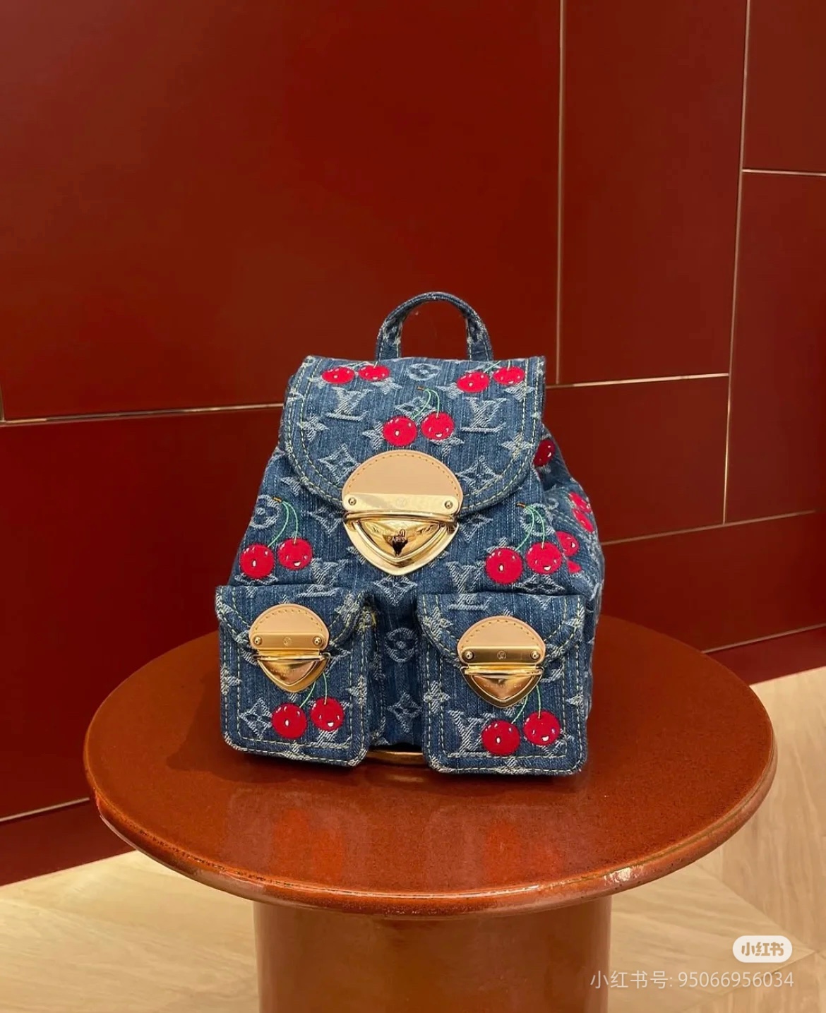 NO:395273,, Top-level original single, paired embroidery technology, 163 side code chip LV X TM VENICE NM Backpack item number M13679 24 x26 x7 cm (length x height x width) Monogram Cherry denim fabric cowhide cotton fabric lining metal parts buckle inner hook buckle front pocket patch pocket non-removable, adjustable strap half length: 30.0 cm half length adjustable to: 37.0 cm Handle: single handle, LV [top-level original single], louis vuitton, cowhide19860909,顶级原单,对版刺绣工艺,163边变码芯片 LV X TM VENICE NM 双肩包货号M13679 24 x26 x7厘米(长度x高x宽) Monogram Cherry丹宁织物牛皮革饰边棉质织物内衬金属件插扣内钩扣前袋内贴袋 不可拆卸,可调节包带半长:30.0厘米 包带半长可调至:37.0厘米手柄:单手柄,LV【顶级原单】,louis vuitton,cowhide,Bag