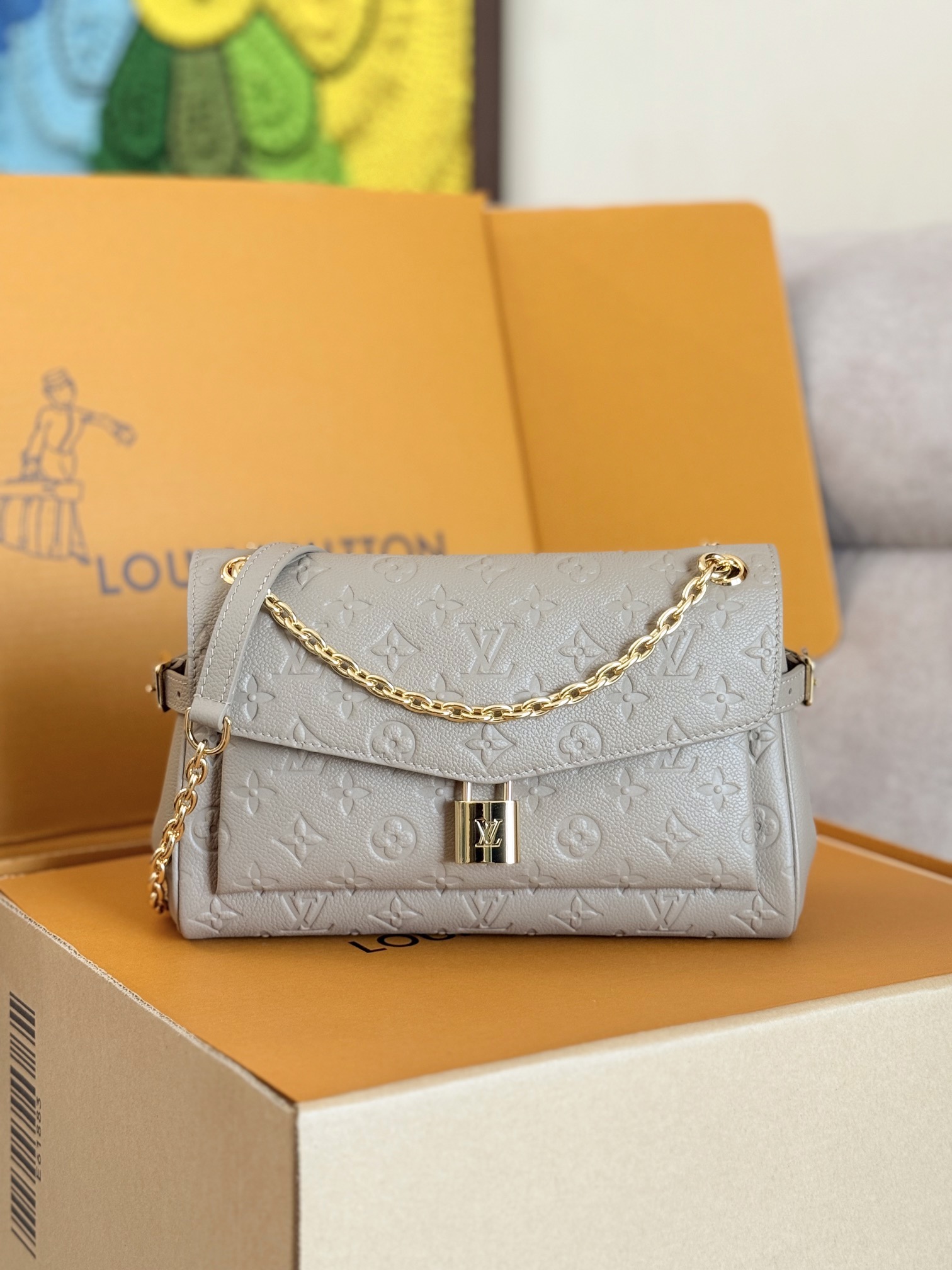 NO:558078,Top original order M14604 black, M14973 khaki full leather embossed chain bag new season ATIME FLAP BAG handbag This Atime Flap Bag handbag is made of Monogram Empreinte leather, continuing the design elements of the Atime Shoer series, easily creating a personalized style suitable for day and night. The side buckle cleverly expands the space, making it easy to store daily needs. The dazzling sliding chain shoulder strap allows for flexible carrying.  The padlock adds a signature touch. 18.5 x 9.5 x 29.5 cm., LV [top quality original order], louis vuitton19860909顶级原单M14604黑,M14973卡其 全皮压花链条包 当季新款 ATIME FLAP BAG 手袋 本款 Atime Flap Bag 手袋取材 Monogram Empreinte 皮革,延续 Atime Shoer 系列的设计元素,轻松打造昼夜皆宜的个性造型.侧面搭扣巧妙扩充空间,便于收纳日常所需.耀目滑链肩带实现灵活背携, 挂锁再添标志性笔触.18.5 x 9.5 x 29.5 厘米.,LV【顶级原单】,louis vuitton,Bag