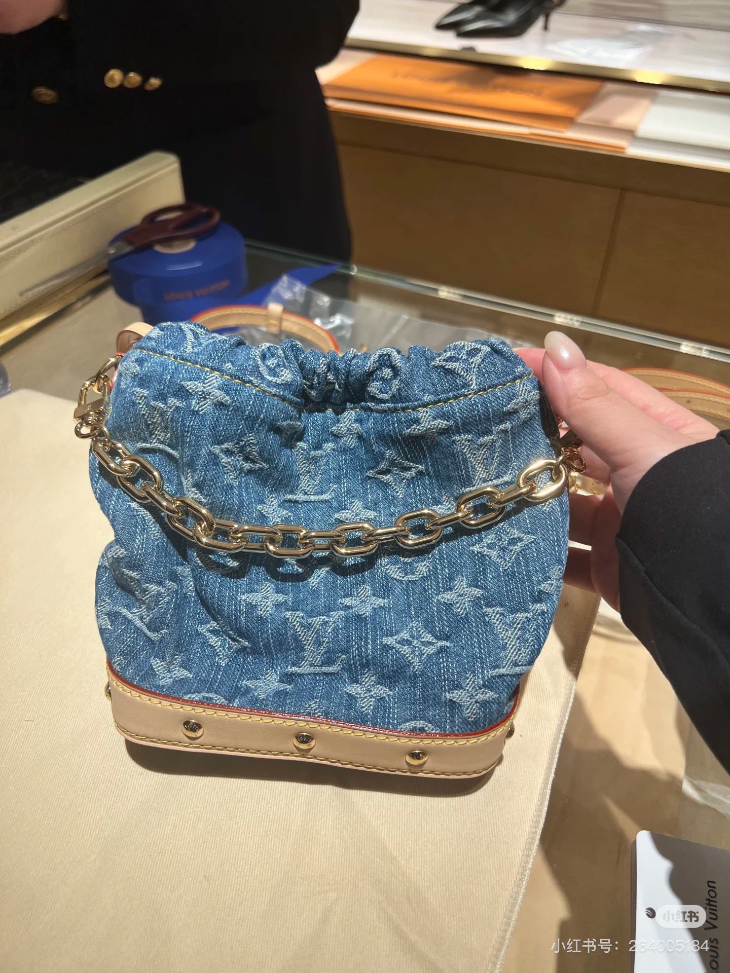 NO:395268,, Top original single, Model M83043 (163 chip) This Nano Noé backpack is made of cotton to render the trendy tannin tones, which makes the classic Monogram pattern appear on it, contrasting with leather trim and dazzling chains. The LV inscription decoration at the opening and closing of the drawstring reveals interesting style, and also pays attention to the brand's long-standing inheritance. Size 17.5 x 8.8 x 20.5 cm (height x width x length), LV [top original single], louis vuitton19860909,顶级原单,型号M83043（163芯片）本款 Nano Noé 双肩包为棉布渲染潮流丹宁色调,再令经典 Monogram 图案铺陈其上,与皮革饰边和耀目链条互为映衬.抽绳开合处的 LV 铭纹装饰流露趣味格调,同时致意品牌悠远传承.尺寸17.5 x 8.8 x 20.5 厘米 (高 x 宽 x 长度),LV【顶级原单】,louis vuitton,Bag