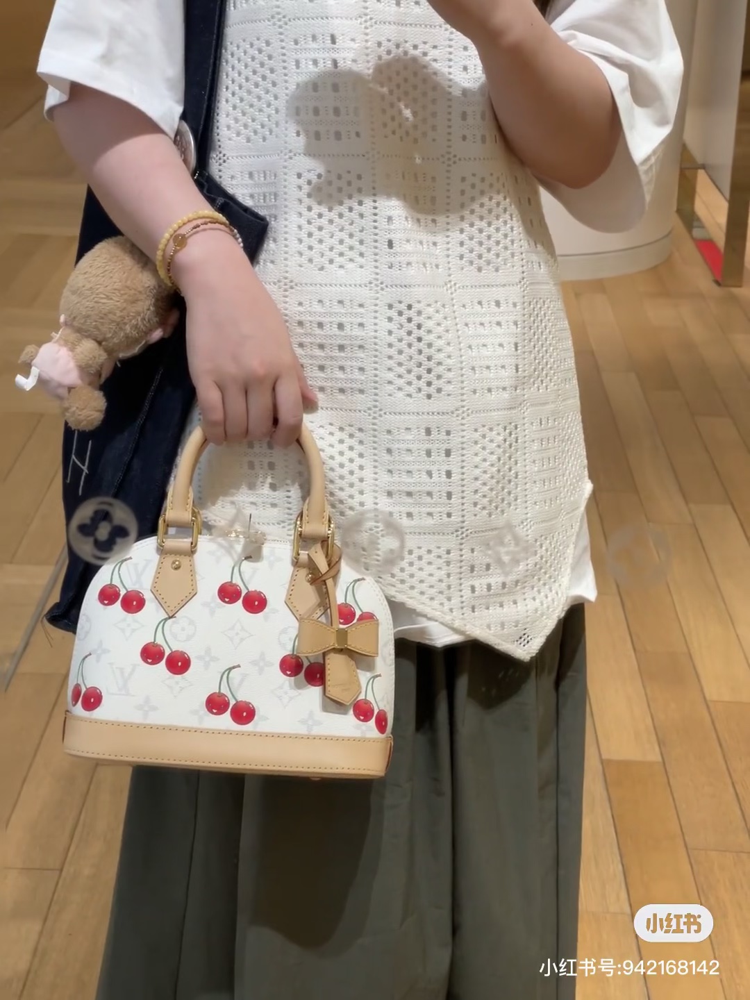 NO:773356,Top-quality original 163 transcoding chip all-steel hardware, model 14234 white cherry, this Alma BB handbag blends into the joyful atmosphere of the Louis Vuitton  Length), LV [top original order], louis vuitton, louis vuitton19860909顶级原单163变码芯片全钢五金,型号14234白色樱桃,本款 Alma BB 手袋融入路易威登 x 村上隆复刻系列的欢欣气氛,以 Monogram 涂层帆布勾勒装饰艺术风格轮廓,烘托艺术家笔下的明丽樱桃图案.Toron 顶部手柄、底部和蝴蝶结形状钥匙包均取材皮革. 17.5 x 11.5 x 23.5厘米 (高 x 宽 x 长度),LV【顶级原单】,louis vuitton,louis vuitton,Bag