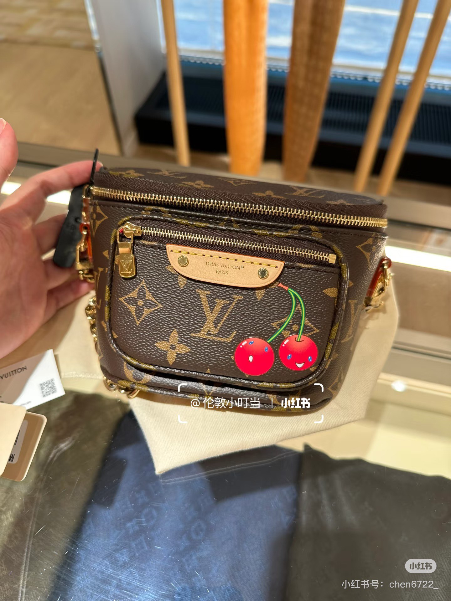 NO:581864,[Original Boutique] 163 Chip, M13449 Presbyopia Cherry Chain Bag LV x TM Mini Bumbag Handbag Louis Vuitton  Monogram coated canvas. The trendy construction has a zippered main compartment and a Louis Vuitton leather label embellishes the front pocket. The detachable chain and detachable and adjustable shoulder strap can be used to convert it from shoulder to crossbody. Dimensions: 17 x 12 x 9.5 cm., LV [top original], louis vuitton, louis vuitton19860909【原单精品】163芯片,M13449老花 樱桃链条包 LV x TM Mini Bumbag 手袋 路易威登x村上树系列重印的充满活力的签名以别致的转折提升了Mini Bumbag,Xh甜美的樱桃图案以欢乐的色彩提升了标志 Monogram涂层帆布.潮流构型设有拉链主隔层,路易威登皮革标签点缀正面口袋.巧用可拆卸链条和可拆卸并调节的肩带,肩背斜挎随心转换.尺寸17 x 12 x 9.5 厘米.,LV【顶级原单】,louis vuitton,louis vuitton,Bag