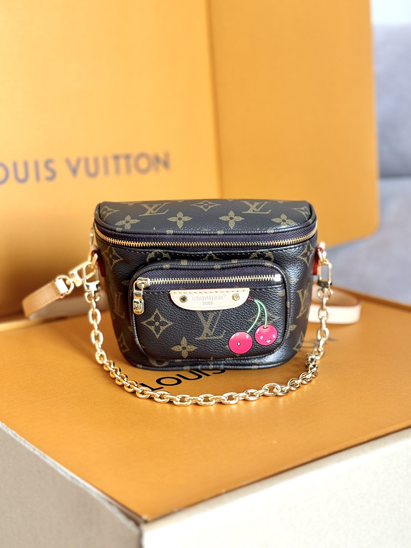 NO:581860,[Original Boutique] On-plate printing process, 163 chips, M13449 presbyopia Cherry Chain Bag LV x TM Mini Bumbag Handbag Louis Vuitton  Monogram coated canvas. The trendy construction has a zippered main compartment and a Louis Vuitton leather label embellishes the front pocket. The detachable chain and detachable and adjustable shoulder strap can be used to convert it from shoulder to crossbody. Dimensions: 17 x 12 x 9.5 cm., LV [top original], louis vuitton, louis vuitton19860909【原单精品】对版贴印工艺,163芯片,M13449老花 樱桃链条包 LV x TM Mini Bumbag 手袋 路易威登x村上树系列重印的充满活力的签名以别致的转折提升了Mini Bumbag,Xph甜美的樱桃图案以欢乐的色彩提升了标志 Monogram涂层帆布.潮流构型设有拉链主隔层,路易威登皮革标签点缀正面口袋.巧用可拆卸链条和可拆卸并调节的肩带,肩背斜挎随心转换.尺寸17 x 12 x 9.5 厘米.,LV【顶级原单】,louis vuitton,louis vuitton,Bag