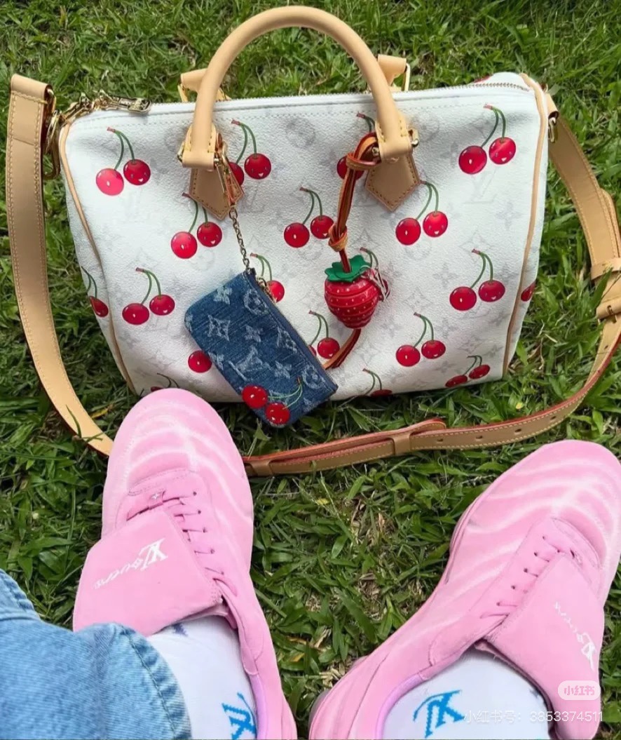 NO:719842,Top original transcoding chip, M14238 This SpeedySoft30 handbag meets the personalized aesthetics of Louis Vuitton × Takashi Murakami series. Monogram coated canvas is chosen in plain colors this time to highlight the passionate cherry pattern painted by Japanese artists. Denim fabric forms the inner layer, the Toron top handle and the detachable Toron shoulder strap are both made of leather, and the bow-shaped key bag is rich in details. Size 30 × 21 × 17  cm, LV [top original order], louis vuitton, louis vuitton19860909顶级原单 变码芯片,M14238 本款SpeedySoft30手袋邂路易威登×村上隆系列的个性美学.Monogram涂层帆布本次选择素净色彩,烘托日本艺术家笔下烂热烈的樱桃图案.丹宁布构筑内层,Toron顶部手柄和可拆卸Toron肩带均取材皮革,蝴蝶结形状钥匙包丰富细节.尺寸30 × 21 × 17 cm,LV【顶级原单】,louis vuitton,louis vuitton,Bag