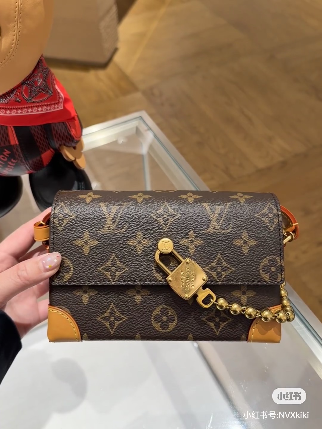 NO:602594,Top original order 163 transcoding chip, M14738 This Steamer mini handbag is made of Monogram canvas, with distressed cow leather trim and dazzling metal parts. The new square lock buckle returns Pharrell Williams's iconic Damier pattern, the exquisite key is connected to the handmade bead chain, and the adjustable shoulder strap allows for shoulder and cross-body carry. Size 18 × 11 × 6.5 cm, LV [top original order], louis vuitton, cowhide19860909顶级原单 163变码芯片,M14738 本款Steamer迷你手袋取材Monogram帆布,搭配做旧牛皮革饰边和耀目金属件.崭新方形锁扣回Pharrell Williams的标志性Damier图案,精巧钥匙衔接工致珠链,可调节肩带实现肩背和斜挎.尺寸18 × 11 × 6.5 cm,LV【顶级原单】,louis vuitton,cowhide,Bag