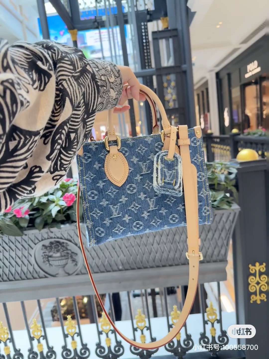 NO:395271,[Top original list] 163 chip M14633 blue denim denim square bag This OnTheGo small handbag uses cotton tannin woven Monogram pattern, which has a retro style after bleaching and sand washing. The disassembled and adjusted shoulder straps present a delicate match with detachable shoulder straps, allowing small items such as Mini to easily accompany. Detailed features 28x 19 x 11.5 cm., LV [Top original list], louis vuitton19860909【顶级原单】163芯片 M14633蓝色 丹宁牛仔四方包 本款 OnTheGo 小号手袋选用棉质丹宁织就 Monogram 图案,经漂白和砂洗后呈现复古风范.拆卸并调节的肩带,呈现微妙搭配可拆卸肩带,令 Mini 等小件物品轻松随行.详细特征 28x 19 x 11.5厘米.,LV【顶级原单】,louis vuitton,Bag