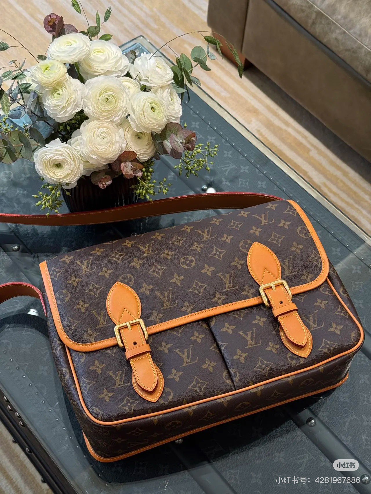 NO:719660,, top original single 163 chip model M14723, this Satchel messenger bag draws inspiration from the classic Gibecière handbags of the 1990s, using Monogram canvas with cow leather trim. The flap closure is equipped with a delicate buckle, the chic front pocket and laptop padded inner pocket highlight functional considerations, and the retro style can easily brighten up any look. 24 x 12 x 35.5 cm (H x W x  Length, LV [top original order], louis vuitton, cowhide19860909,顶级原单163芯片型号M14723,本款 Satchel 邮差包向 1990 年代的经典 Gibecière 手袋汲取灵感,为 Monogram 帆布搭配牛皮革饰边.翻盖开合配有精巧搭扣,别致前袋和笔记本电脑加衬内袋彰显功能考量,复古格调可轻松点亮各式造型. 24 x 12 x 35.5 厘米 (高 x 宽 x 长度,LV【顶级原单】,louis vuitton,cowhide,Bag