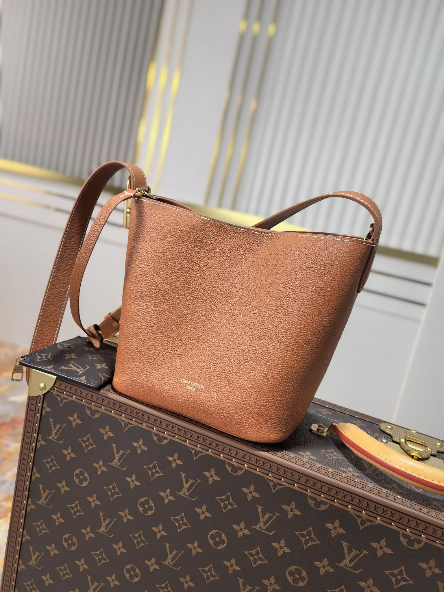 NO:391099,[Top original single] 163 code chip, bronze pair hardware, model M14416 brown full-leather bucket bag LOW KEY ALL IN BB handbag All In BB handbags are from the Low Key series, and are made of grain cowhide leather to create a compact bucket bag configuration, allowing you to enjoy the day and night in various ways. Old metal parts convey the meaning of retro, LV padlock and removable Monogram pocket highlight the brand style. Size 18 x 12 x 16 cm (height x width x length), LV [top original single], louis vuitton, cowhide19860909【顶级原单】163变码芯片,古铜对版五金,型号M14416棕色 全皮水桶包 LOW KEY ALL IN BB 手袋All In BB 手袋出自 Low Key 系列,采用粒面牛皮革塑造紧凑水桶包构型,以多种背携方式游刃昼夜场合.做旧金属件传递复古意味,LV 挂锁和可拆卸 Monogram 口袋彰显品牌格调.尺寸18 x 12 x 16 厘米(高 x 宽 x 长度),LV【顶级原单】,louis vuitton,cowhide,Bag