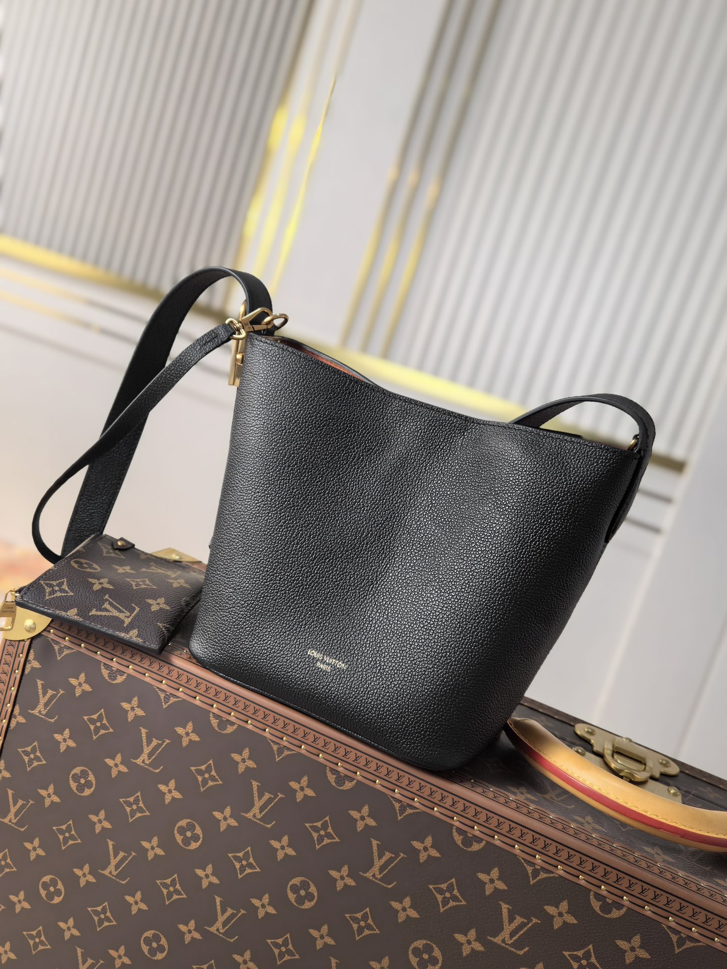 NO:391088,[Top original single] 163 code chip, bronze pair hardware, model M25543 black full-leather bucket bag LOW KEY ALL IN BB handbag All In BB handbag is from the Low Key series, and uses grain cowhide leather to create a compact bucket bag configuration, allowing you to enjoy the day and night in various ways. Old metal parts convey the retro meaning, LV padlock and removable Monogram pocket highlight the brand style. Dimensions 18 x 12 x 16 cm (height x width x length), LV [top original single], louis vuitton, cowhide19860909【顶级原单】163变码芯片,古铜对版五金,型号M25543黑色 全皮水桶包 LOW KEY ALL IN BB 手袋All In BB 手袋出自 Low Key 系列,采用粒面牛皮革塑造紧凑水桶包构型,以多种背携方式游刃昼夜场合.做旧金属件传递复古意味,LV 挂锁和可拆卸 Monogram 口袋彰显品牌格调.尺寸18 x 12 x 16 厘米(高 x 宽 x 长度),LV【顶级原单】,louis vuitton,cowhide,Bag