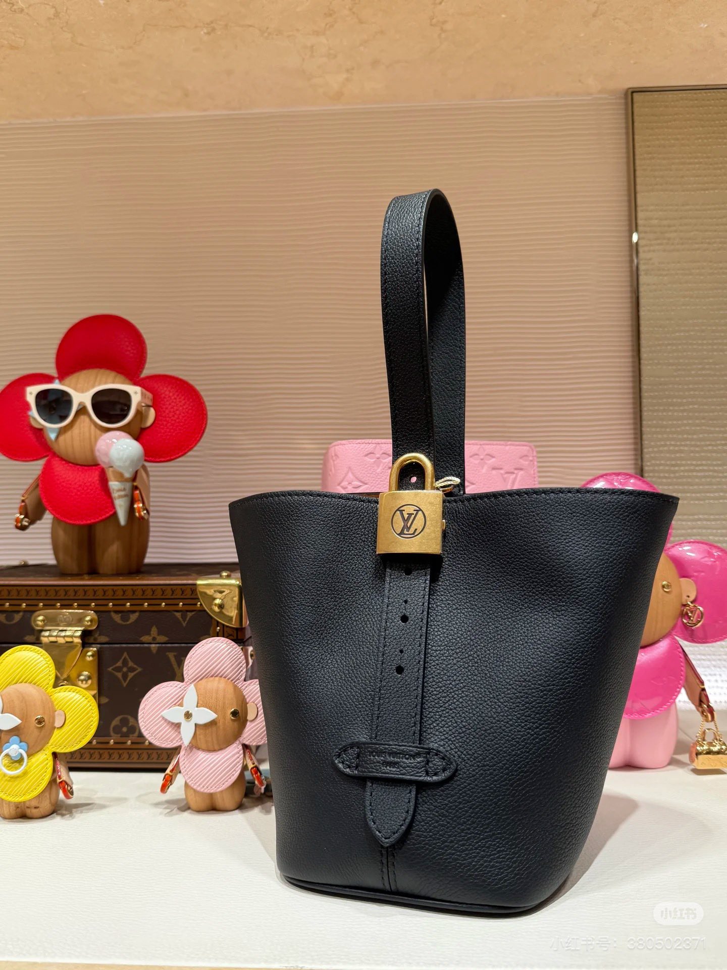 NO:391093,[Top original single] 163 code chip, bronze pair hardware, model M25543 black full leather bucket bag LOW KEY ALL IN BB handbag, LV [Top original single], louis vuitton19860909【顶级原单】163变码芯片,古铜对版五金,型号M25543黑色 全皮水桶包 LOW KEY ALL IN BB 手袋,LV【顶级原单】,louis vuitton,Bag
