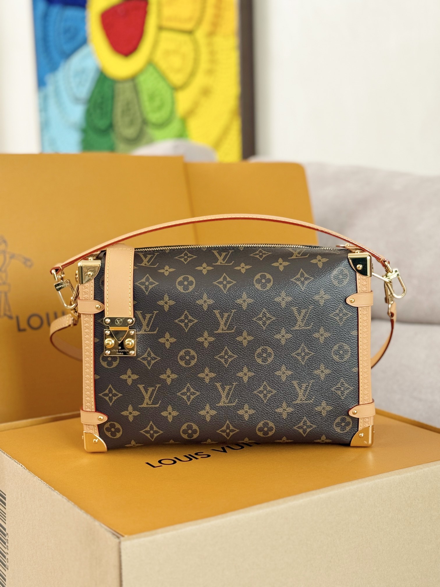 NO:583881,[Top original order] 163 transcoding chip, model M14513 presbyopia, soft box bag, this large side trunk handbag is made of monogram canvas with contrasting leather trim, with bright metal parts and a new extended chain, with an eye-catching design to store daily needs. S-lock locks and hard case style corners add to the brand style. 20 x 10 x 30 cm (height x width x length), LV [top original order], louis  vuitton19860909【顶级原单】163变码芯片,型号M14513老花,软盒子包,本款 side trunk 大号手袋为 monogram 帆布勾勒撞色皮革饰边,搭配莹亮金属件和崭新加长链条,以瞩目设计存放日常所需.s-lock 锁扣和硬箱风格包角再添品牌格调.20 x 10 x 30厘米 (高 x 宽 x 长度),LV【顶级原单】,louis vuitton,Bag