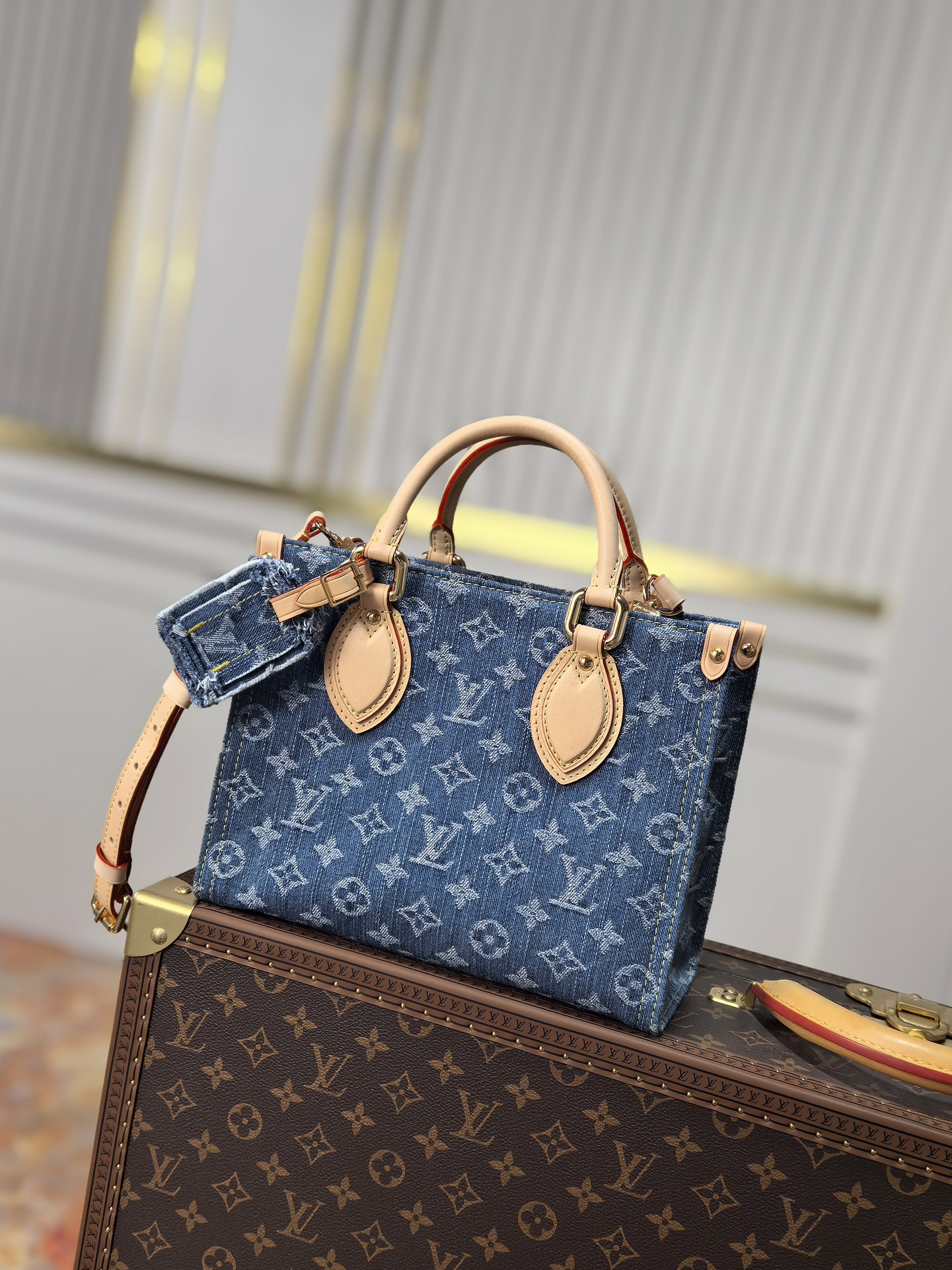 NO:639979,[Top original order] 163 chip M14633 blue denim denim square bag This small OnTheGo handbag is made of cotton denim woven with Monogram pattern, which is bleached and sand washed to present a retro style. The detachable and adjustable shoulder strap presents a subtle match. The detachable shoulder strap makes it easy to carry small items such as Mini. Detailed features 28x 19 x 11.5 cm., LV [Top original order], louis vuitton19860909【顶级原单】163芯片 M14633蓝色 丹宁牛仔四方包 本款 OnTheGo 小号手袋选用棉质丹宁织就 Monogram 图案,经漂白和砂洗后呈现复古风范.拆卸并调节的肩带,呈现微妙搭配可拆卸肩带,令 Mini 等小件物品轻松随行.详细特征 28x 19 x 11.5厘米.,LV【顶级原单】,louis vuitton,Bag