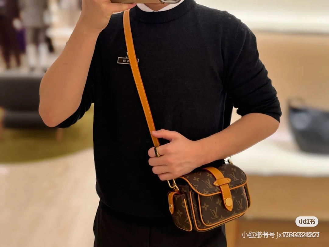 NO:602590,【M14742】This Cargo mini handbag is from the Monogram Archive series. It is made of soft Monogram coated canvas to create an urban configuration, and is finished with distressed cow leather trim and dazzling metal parts to convey a retro atmosphere. The main compartment, open front pocket and open side pockets highlight functional considerations, and the detachable and adjustable shoulder strap allows for shoulder or cross-body wear. 14 x 10 x 23 cm (H x W x  length), LV [top original order], louis vuitton, cowhide19860909【M14742】本款 Cargo 迷你手袋出自 Monogram Archive 系列,选用柔软 Monogram 涂层帆布塑造都市构型,再以做旧牛皮革饰边和耀目金属件传递复古气息.主隔层、开口式前袋和开放式侧袋彰显功能考量,可拆卸并调节的肩带实现肩背或斜挎体验.14 x 10 x 23 厘米 (高 x 宽 x 长度),LV【顶级原单】,louis vuitton,cowhide,Bag