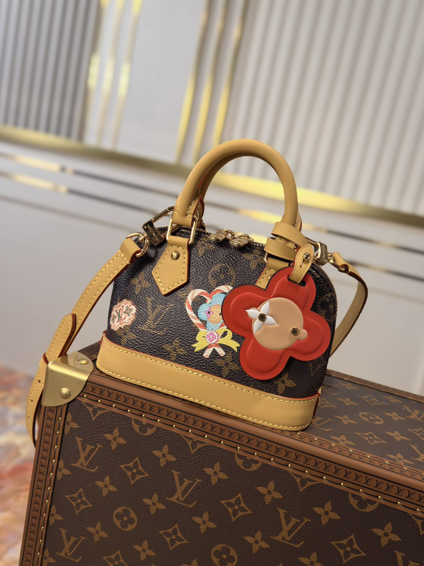 NO:395259,[Top original sheet] 163 variable code chip M12199 Christmas shell bag, this Nano Alma handbag is immersed in the festive atmosphere of the Candy Factory series, presenting the image of the brand's mascot Vivienne with colorful patterns and leather hangings, complementing the bright lining. Monogram canvas greets the brand's long-standing heritage and reveals a lot of fun in the classics. Size 18x12x8 cm (length x height x width), LV [Top original sheet], louis vuitton19860909【顶级原单】163变码芯片 M12199圣诞款贝壳包,本款Nano Alma手袋沉浸于Candy Factory系列的节日气息,以缤纷图案和皮革挂饰呈现品牌吉祥物Vivienne形象,与鲜明内衬相得益彰.Monogram 帆布致意品牌悠远传承,在经典之中流露盎然意趣.尺寸18x12x8厘米（长度x高x宽）,LV【顶级原单】,louis vuitton,Bag